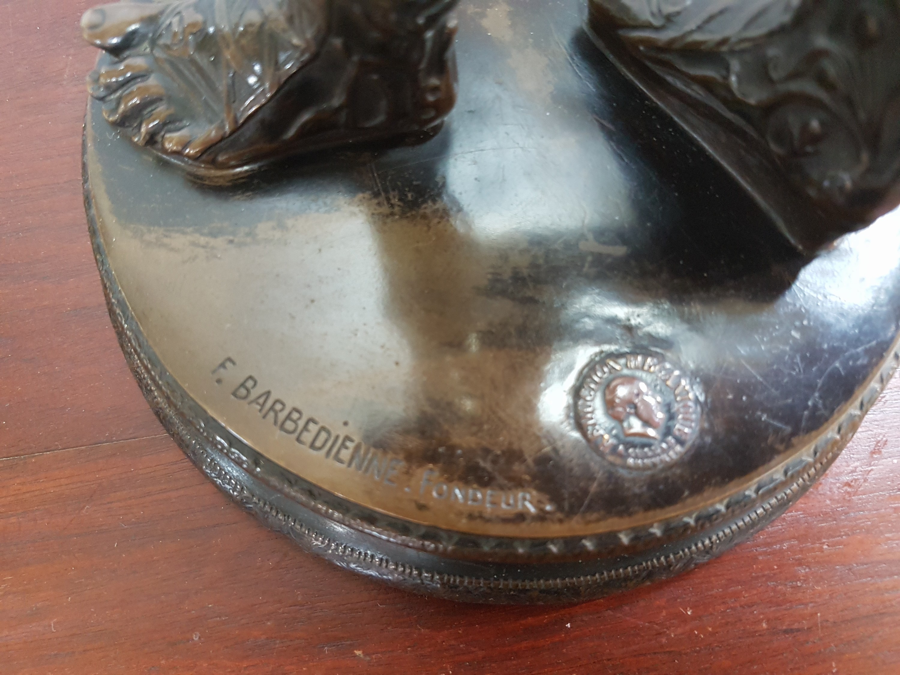 Detail g: Skulptur des Narziss, Frankreich, um 1900, Bronzeguß, Gießerstempel Barbedienne, H. ca. 39cm