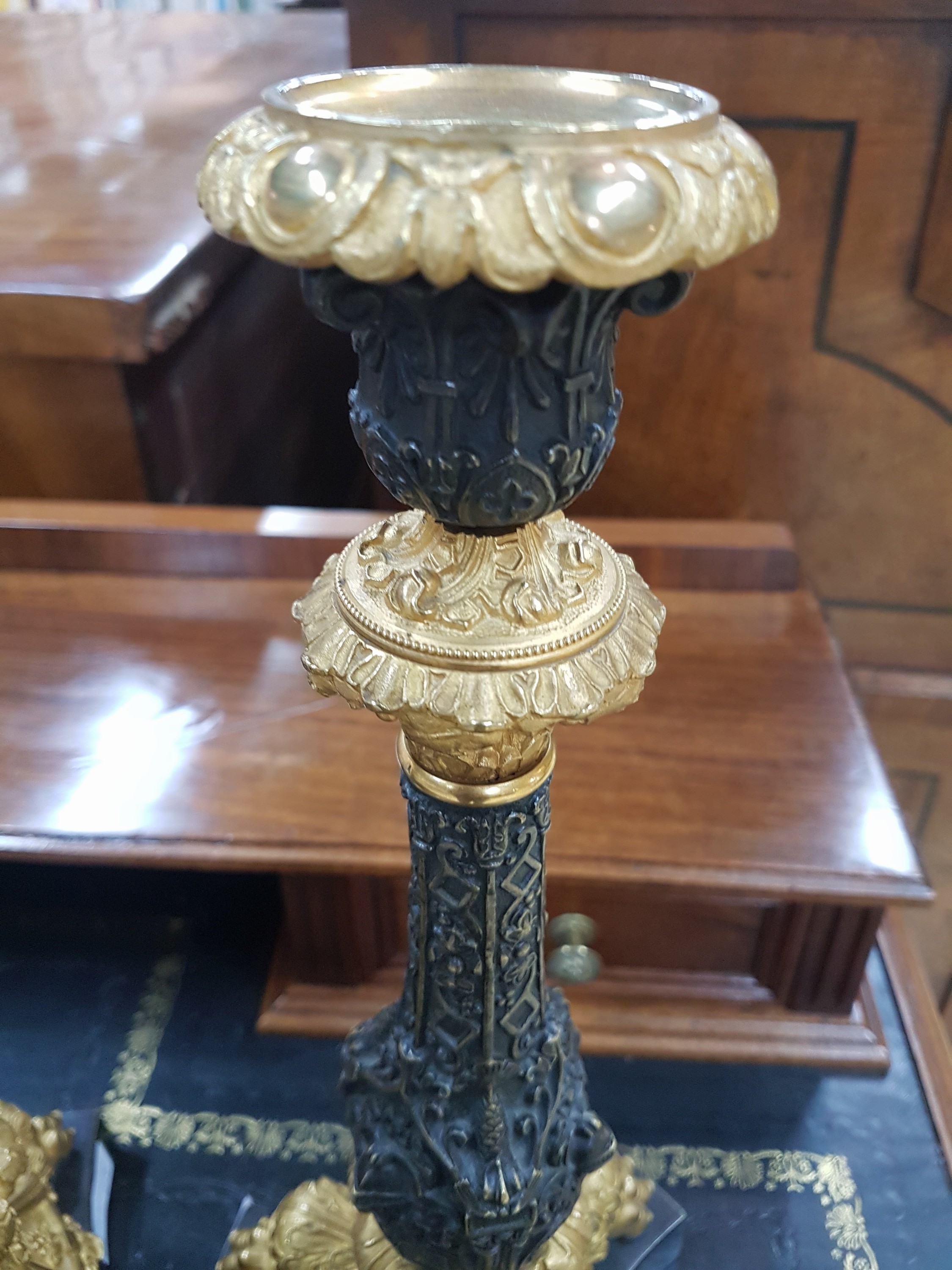 Detail b: Paar Kerzenleuchter, Frankreich, um 1820-30, reich reliefierter Bronzeguß z.T. vergoldet, auf drei Klauenfüßen stehend, Maskerone von Rittern, ...