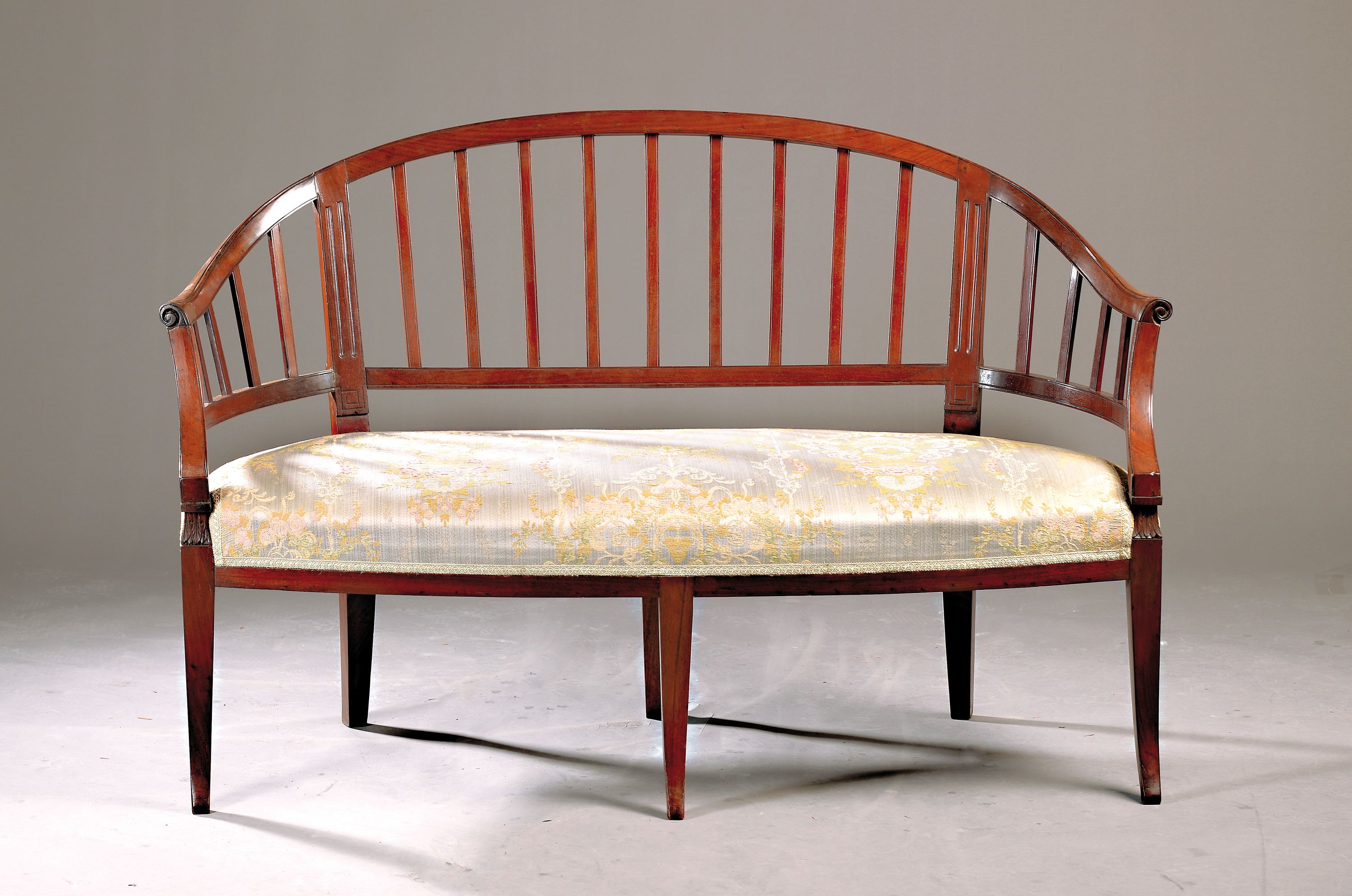 Salonbank, Frankreich, 2. Hälfte 19. Jh., Mahagoni massiv, Polsterung und Bezug erneuert ca. 90 x 135 cm, Sh. ca. 43 cm, EZ 2