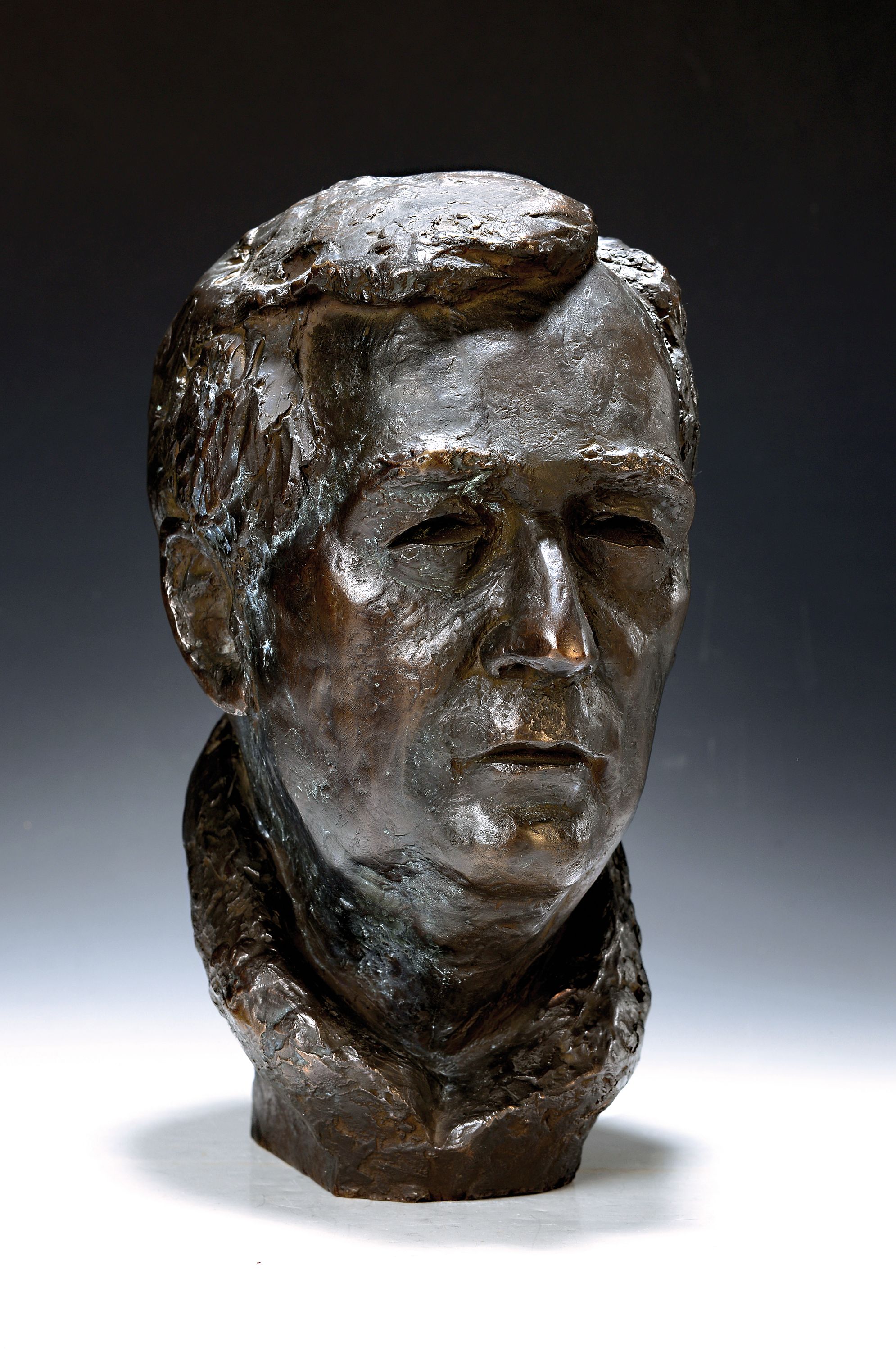 Bronzebüste von Jacek Nowak, geb. 1948 Krakau, Kopf eines Mannes, Bronzeguß, rückseitig signiert, H. ca. 35cm