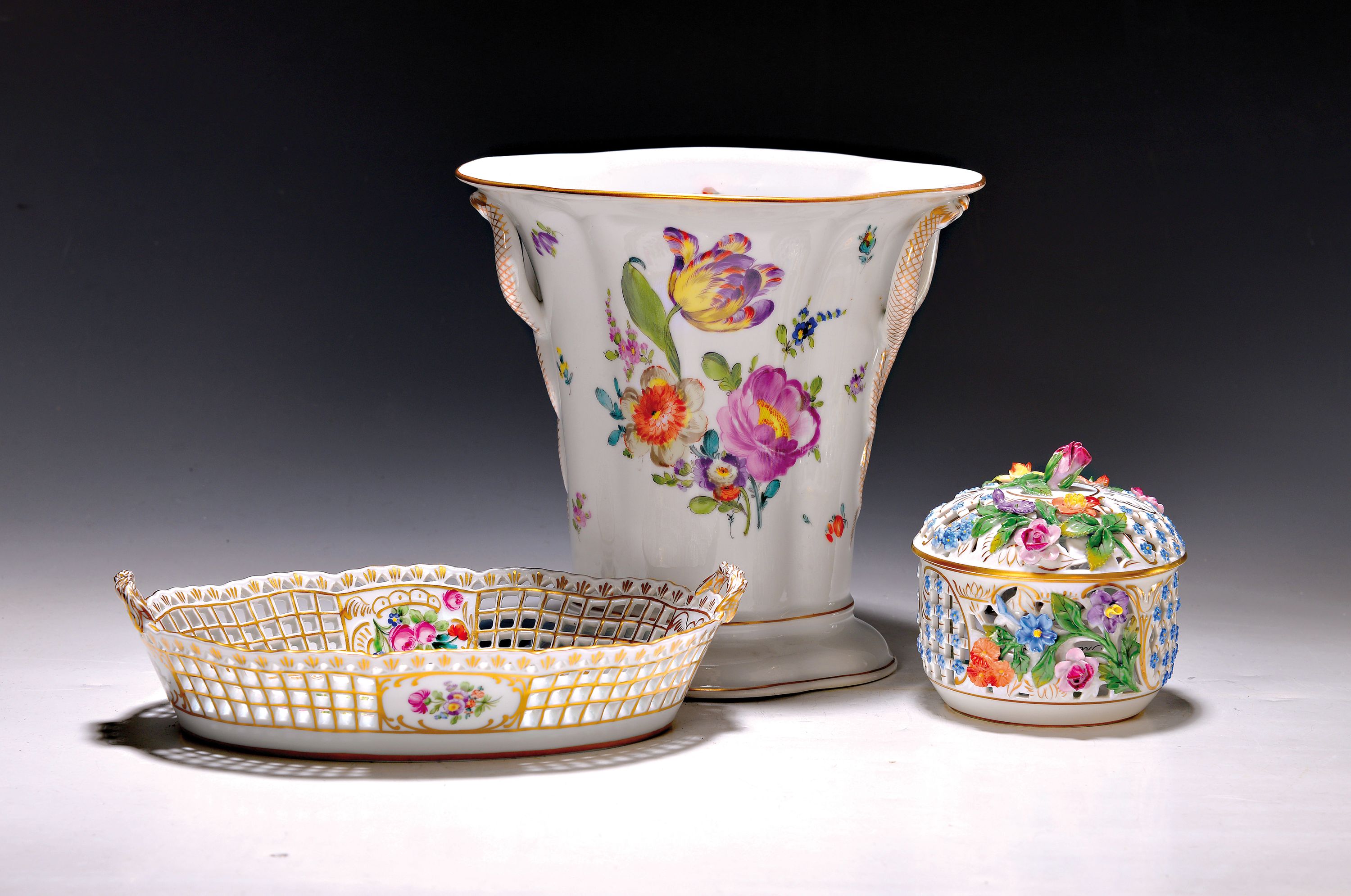 Drei Porzellanzierobjekte, Sächsische Porzellanmanufaktur Carl Thieme, Potschappel Dresden, 20.Jh., Porzellan, farbig bemalt, Vierpass-Vase mit ...