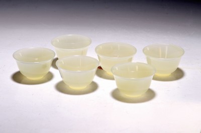 Image 26769210 - 6-piece rice wine set made of jade, China, 20th century, 6 translucent green bowls, diameter 6.5 cm each