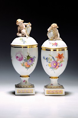 Image 26769226 - Pair of lidded vases, royal. Copenhagen, around 1900, porcelain, fine colorful flower painting, gold decoration, lid crowns in the form of fully sculptured cupids with shields, height approx. 27 or 26cm