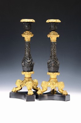 Image 26769230 - Pair of candlesticks, France, around 1820-30, rich relief cast bronze, partly gilded, standing on three claw feet, masquerade of knights, acanthus leaf decoration, height approx. 35.5cm each