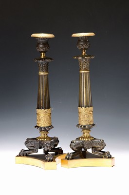 Image 26769232 - Pair of candlesticks, France, around 1820-30, cast bronze with rich relief, partly gilded, standing on three claw feet, fluted columns with acanthus and palmette decoration, height approx. 33cm each