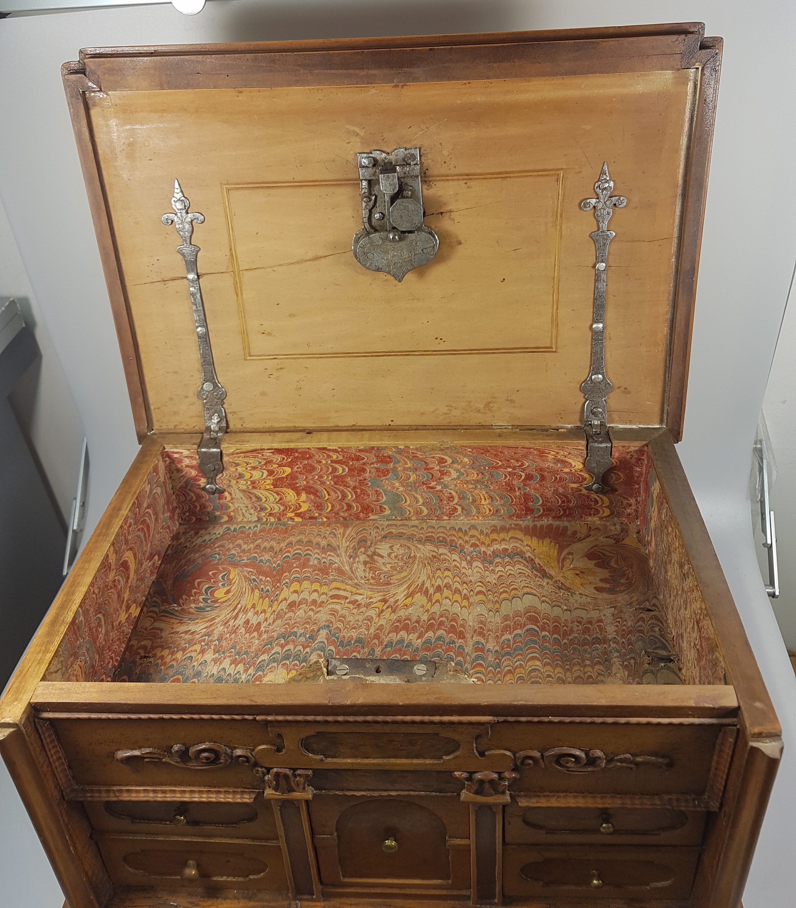 Detail d: Modell-Kabinettschrank, süddeutsch, 18.Jh., Eiche furniert, Deckel mit Schub, dahinter Schloß für Deckellade, Altes Schloß und Beschläge, ...
