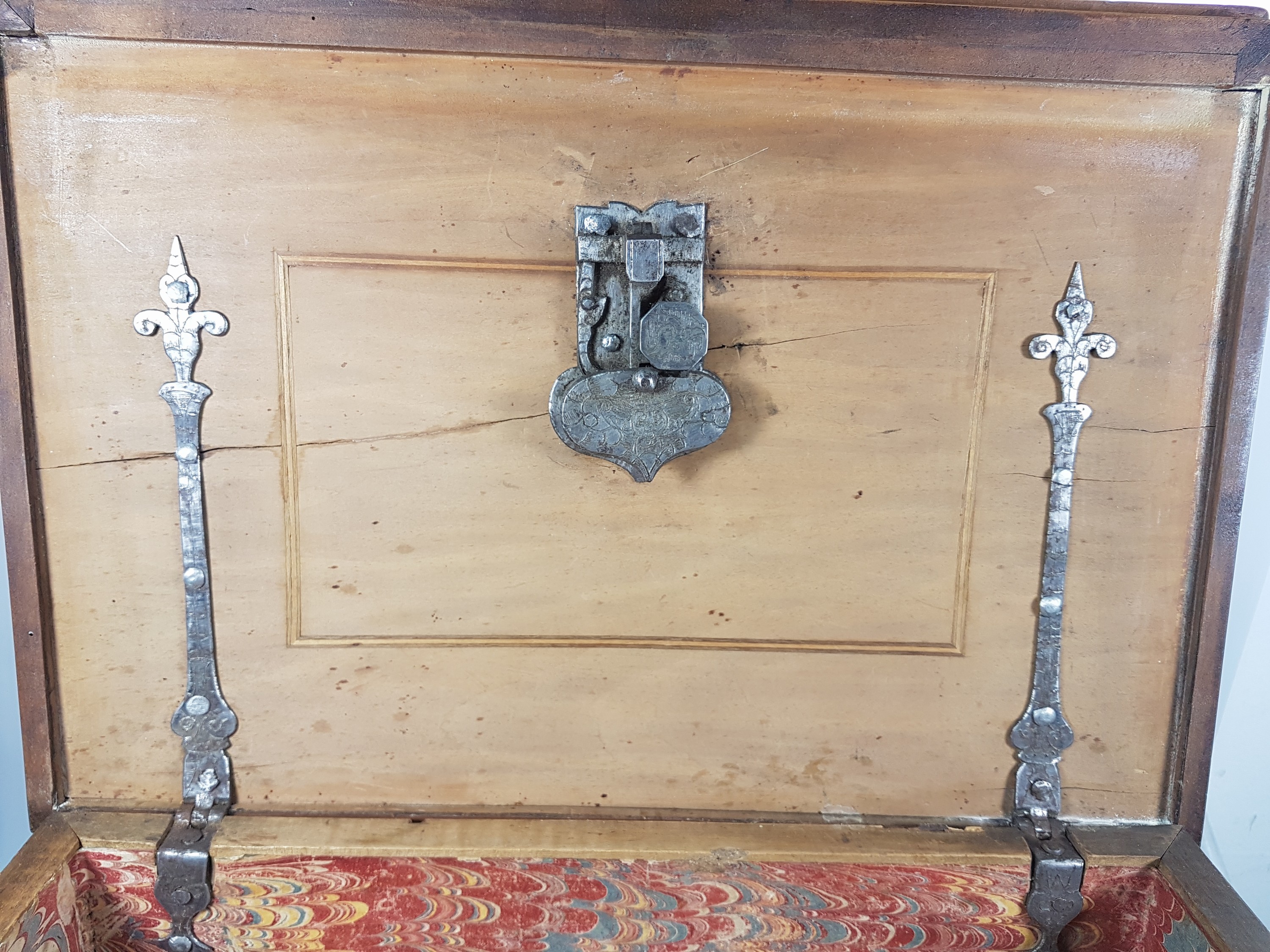 Detail e: Modell-Kabinettschrank, süddeutsch, 18.Jh., Eiche furniert, Deckel mit Schub, dahinter Schloß für Deckellade, Altes Schloß und Beschläge, ...