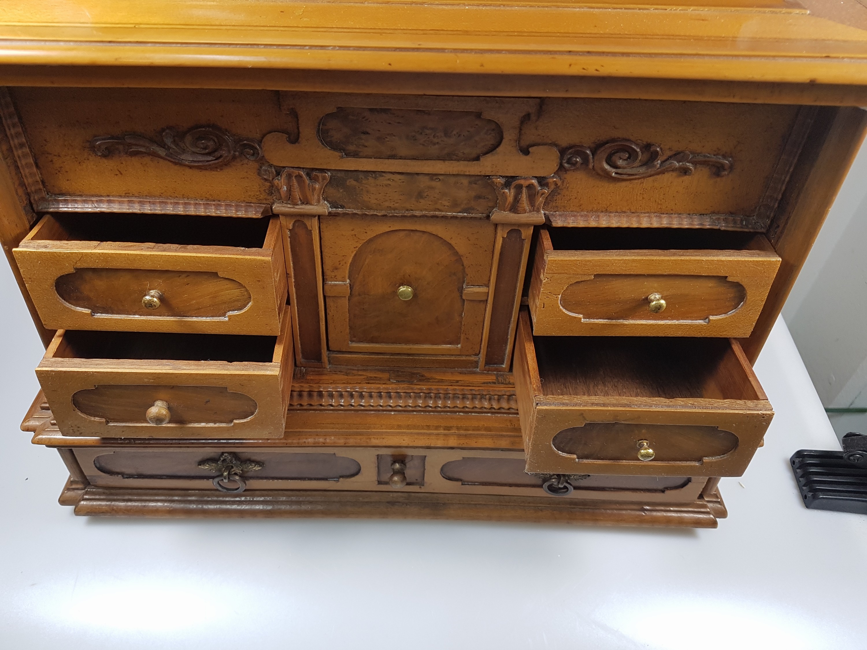 Detail h: Modell-Kabinettschrank, süddeutsch, 18.Jh., Eiche furniert, Deckel mit Schub, dahinter Schloß für Deckellade, Altes Schloß und Beschläge, ...