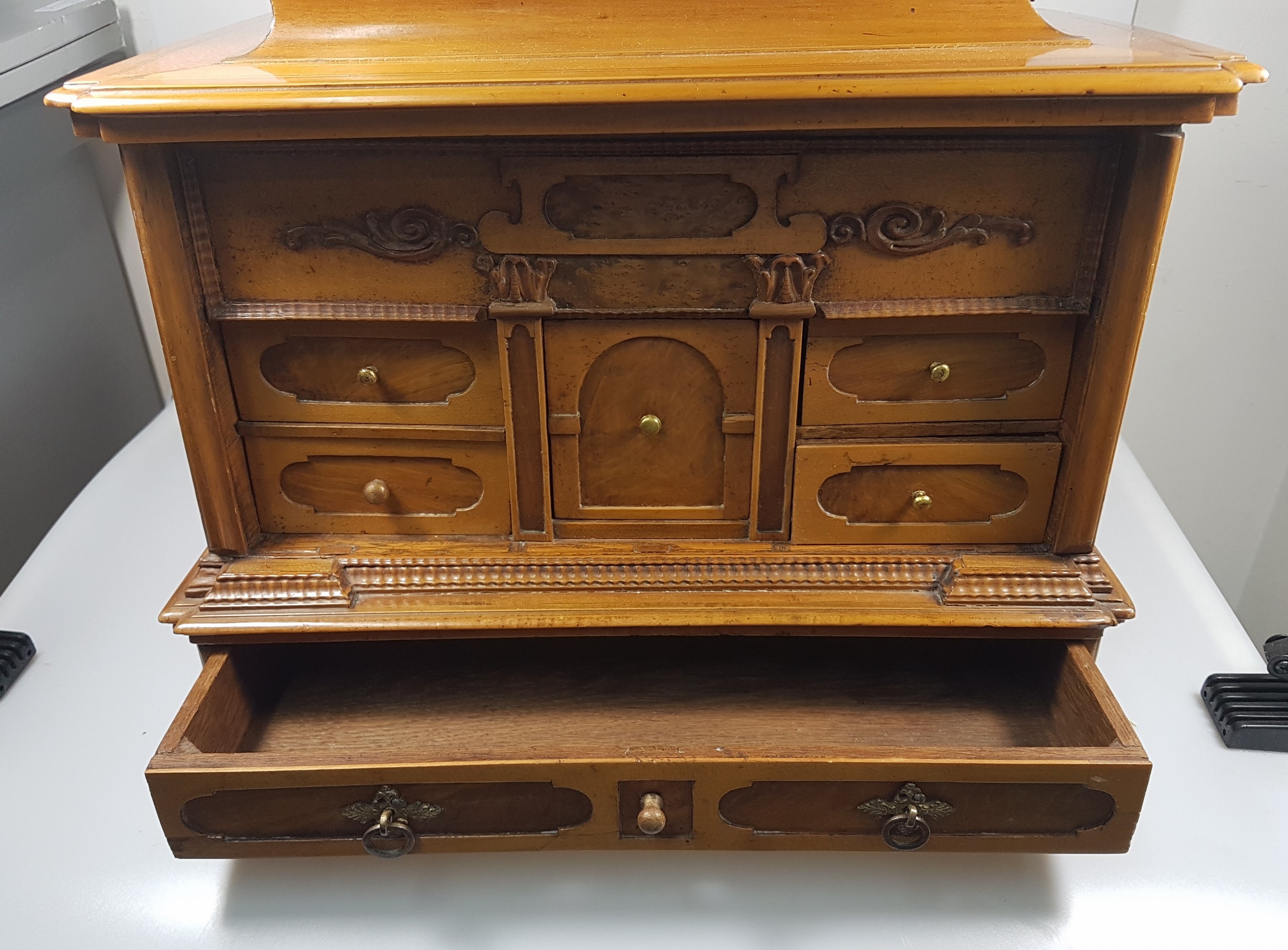 Detail i: Modell-Kabinettschrank, süddeutsch, 18.Jh., Eiche furniert, Deckel mit Schub, dahinter Schloß für Deckellade, Altes Schloß und Beschläge, ...