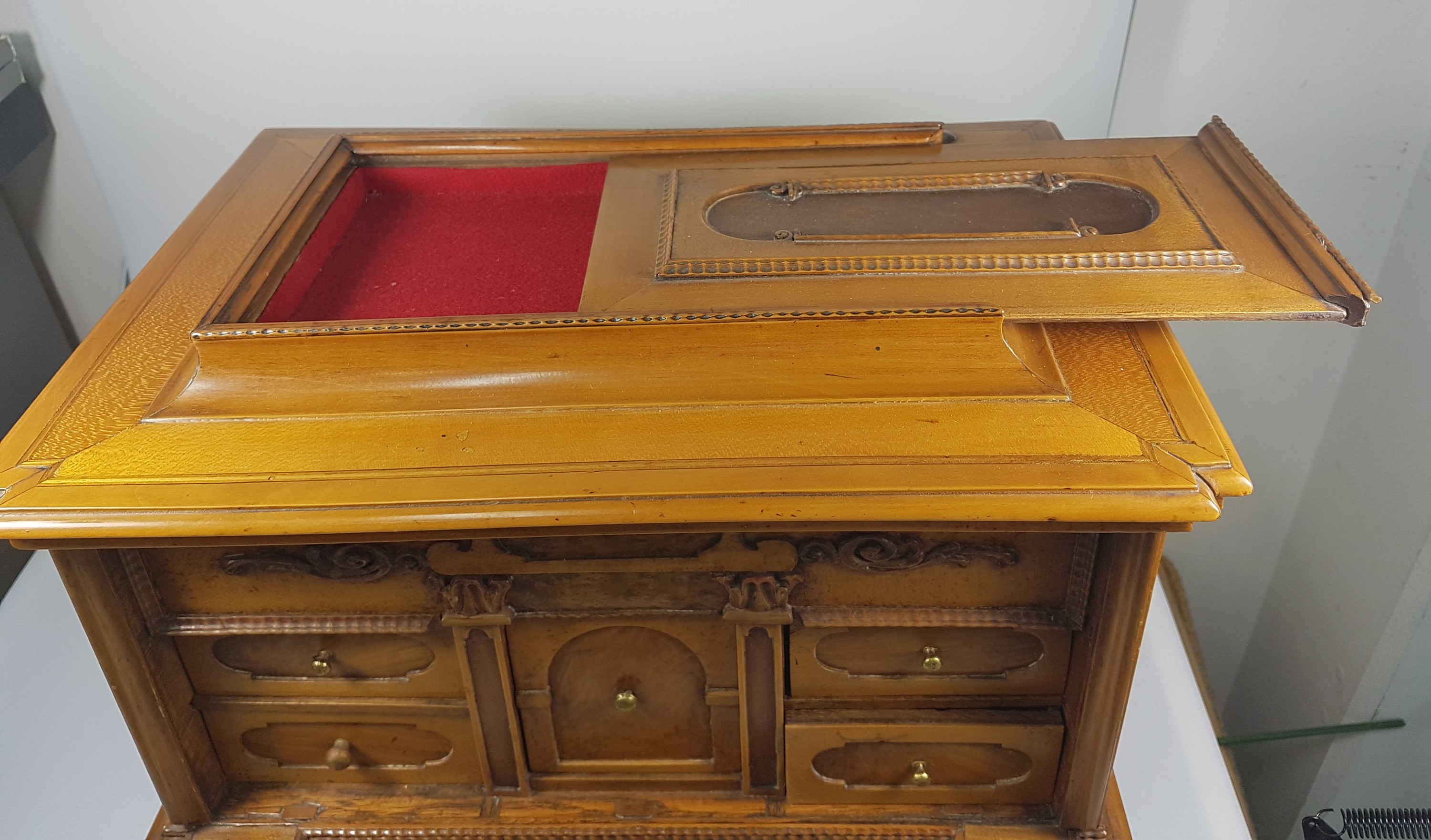 Detail j: Modell-Kabinettschrank, süddeutsch, 18.Jh., Eiche furniert, Deckel mit Schub, dahinter Schloß für Deckellade, Altes Schloß und Beschläge, ...