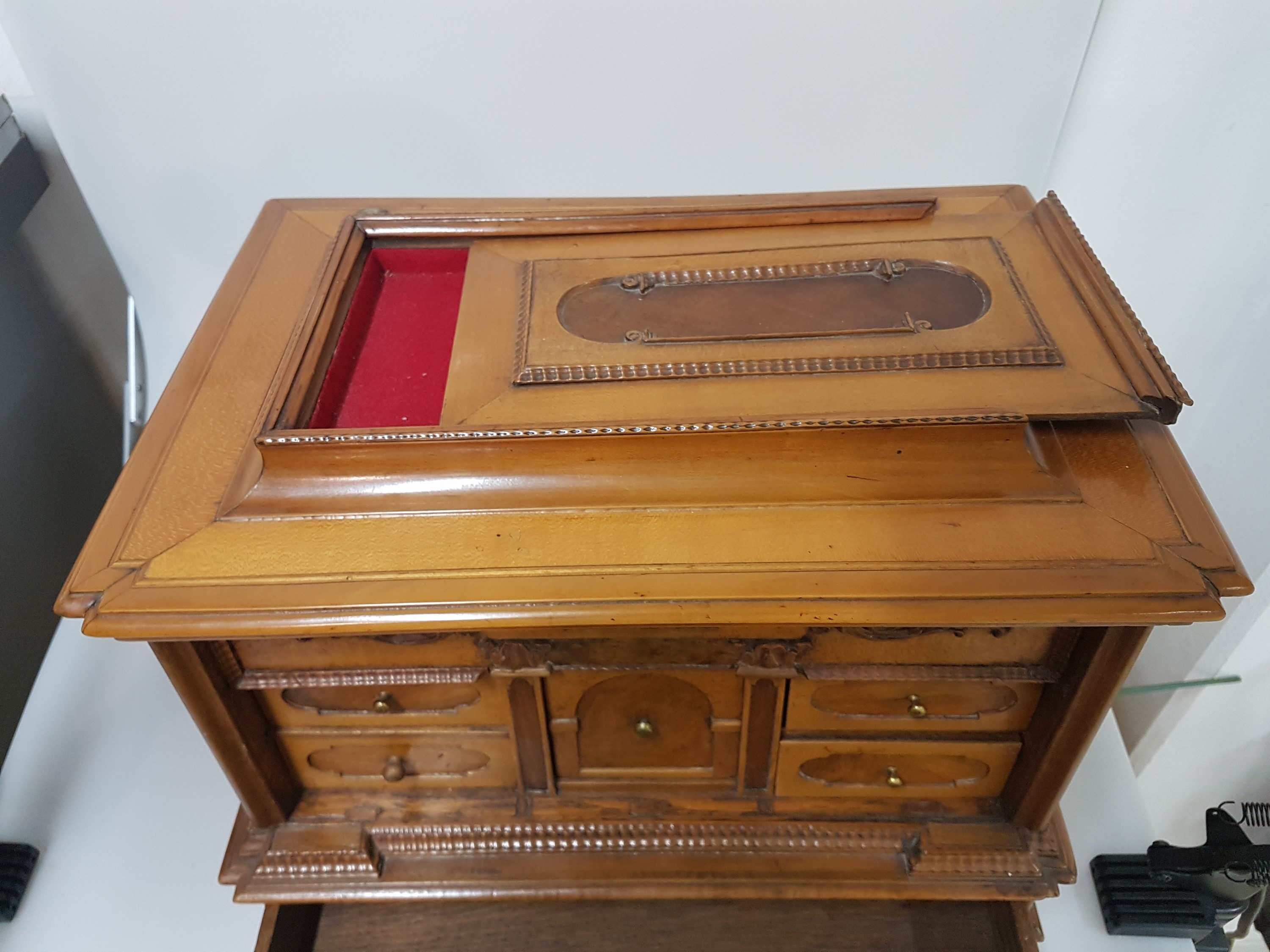 Detail k: Modell-Kabinettschrank, süddeutsch, 18.Jh., Eiche furniert, Deckel mit Schub, dahinter Schloß für Deckellade, Altes Schloß und Beschläge, ...