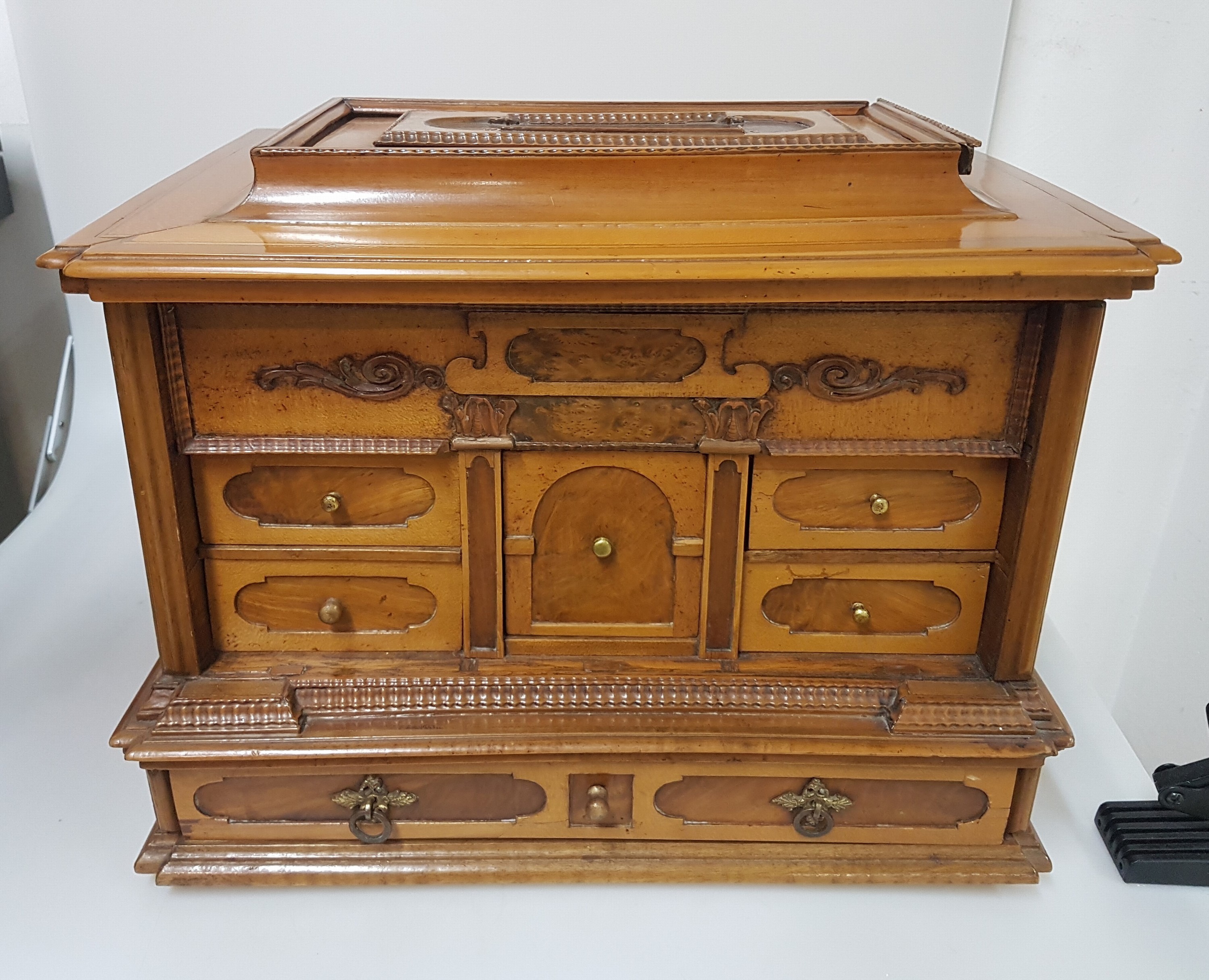 Detail n: Modell-Kabinettschrank, süddeutsch, 18.Jh., Eiche furniert, Deckel mit Schub, dahinter Schloß für Deckellade, Altes Schloß und Beschläge, ...