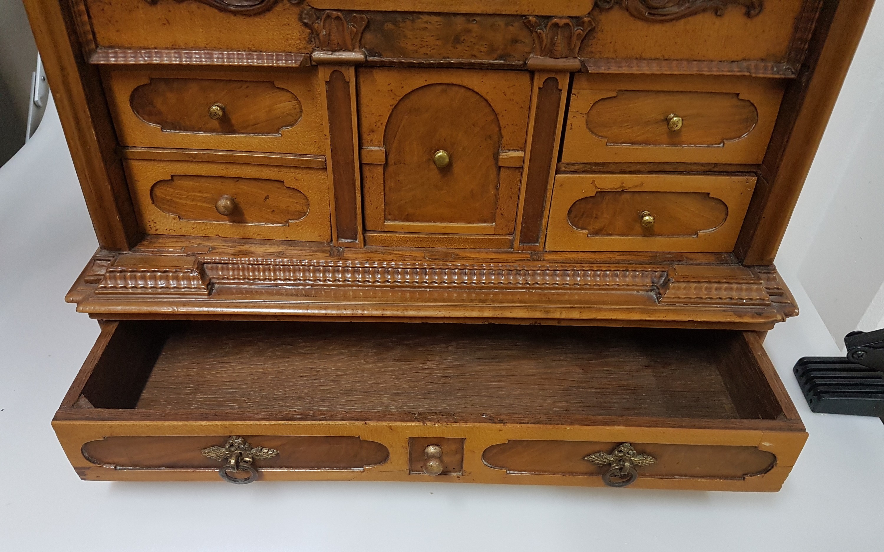 Detail p: Modell-Kabinettschrank, süddeutsch, 18.Jh., Eiche furniert, Deckel mit Schub, dahinter Schloß für Deckellade, Altes Schloß und Beschläge, ...