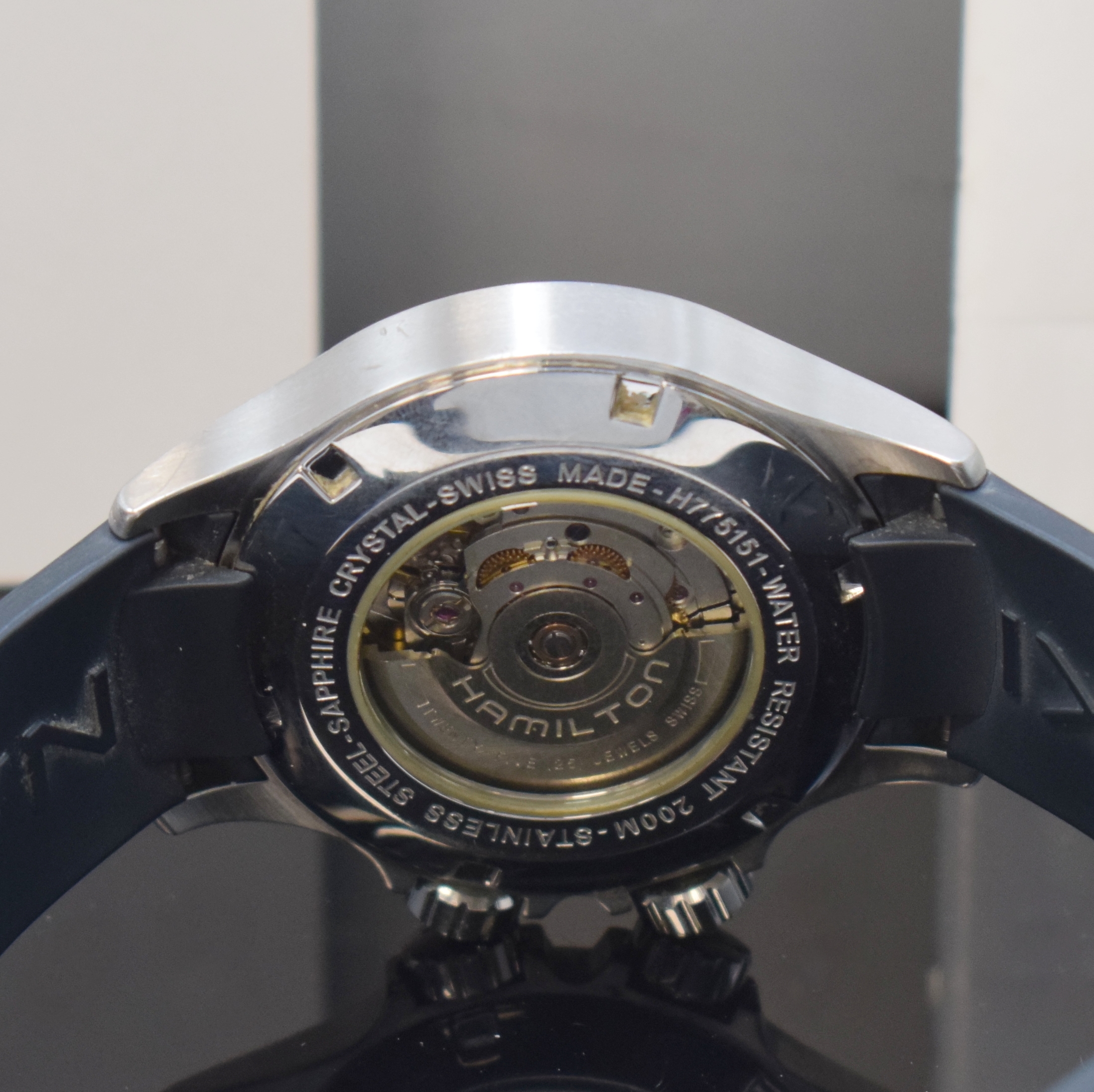 Detail e: HAMILTON Herrenarmbanduhr Khaki Navy Referenz H77151, Schweiz um 2009, Edelstahlgeh. inkl. orig. Kautschukband m. orig. Dornschl., Boden und Kronen ...
