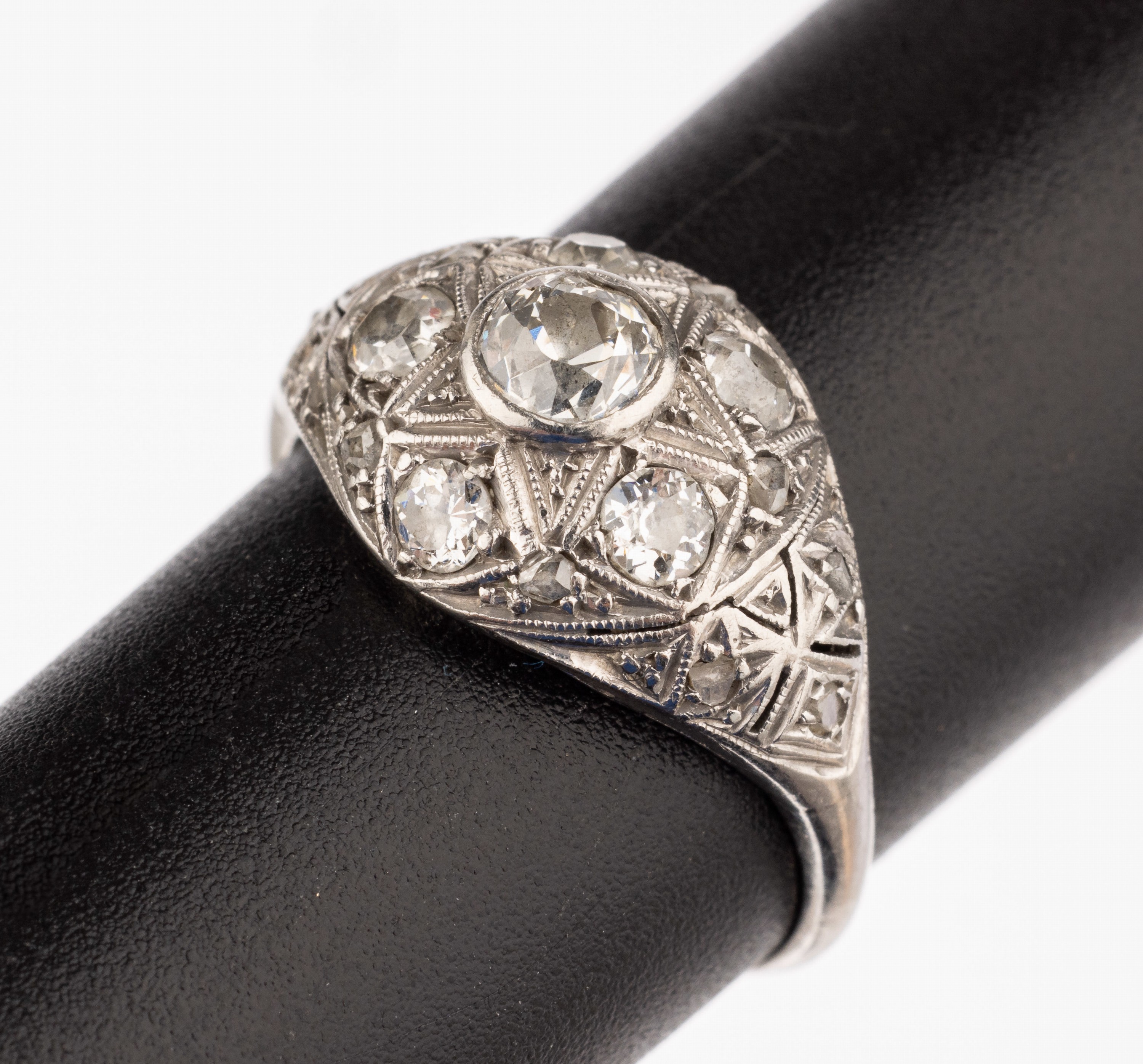 Platin Art-Deco-Diamant-Ring, um 1930, Platin gepr., 6 Altschliff-Diamanten zus. ca. 0.75 ct Weiß-get.Weiß/si-p, 11 Diamant-Rosen zus. ca. 0.11 ...
