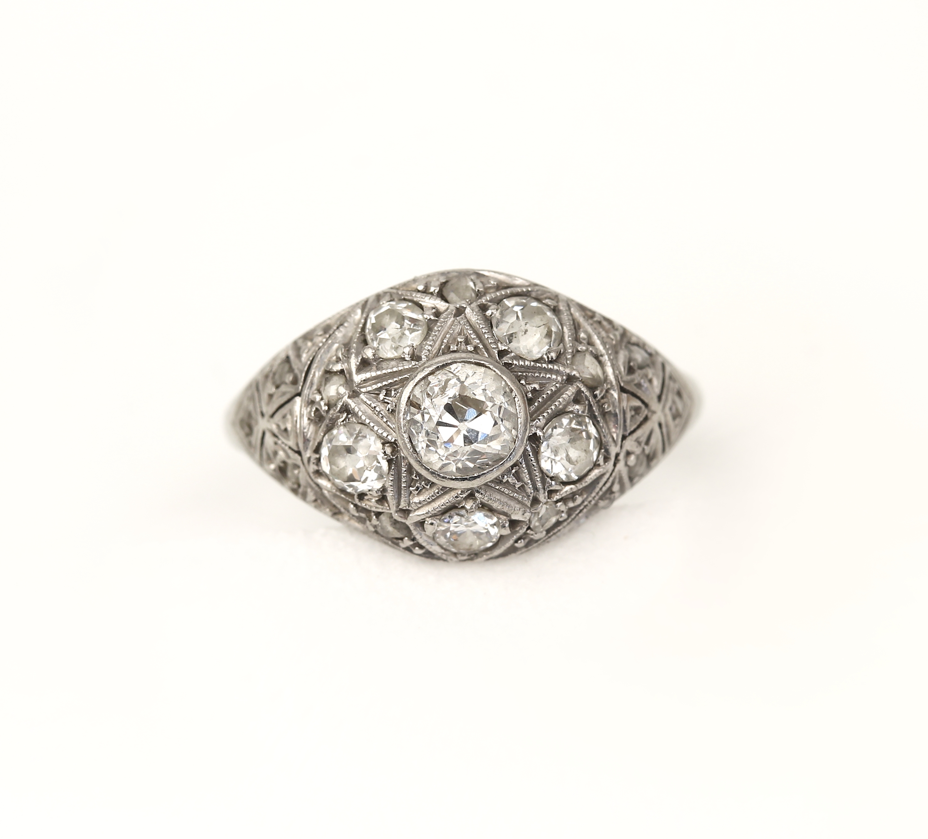 Detail b: Platin Art-Deco-Diamant-Ring, um 1930, Platin gepr., 6 Altschliff-Diamanten zus. ca. 0.75 ct Weiß-get.Weiß/si-p, 11 Diamant-Rosen zus. ca. 0.11 ...