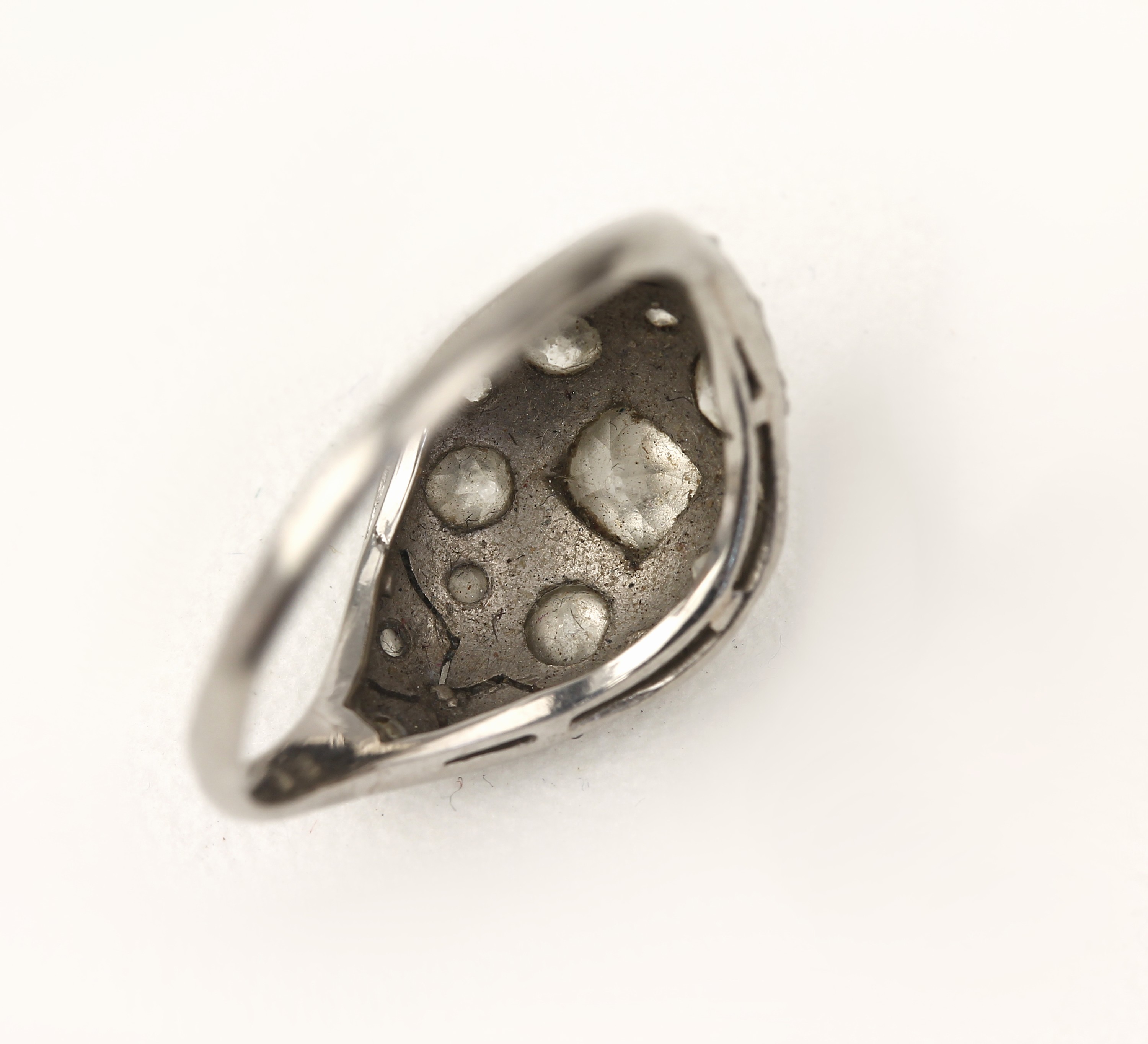 Detail c: Platin Art-Deco-Diamant-Ring, um 1930, Platin gepr., 6 Altschliff-Diamanten zus. ca. 0.75 ct Weiß-get.Weiß/si-p, 11 Diamant-Rosen zus. ca. 0.11 ...