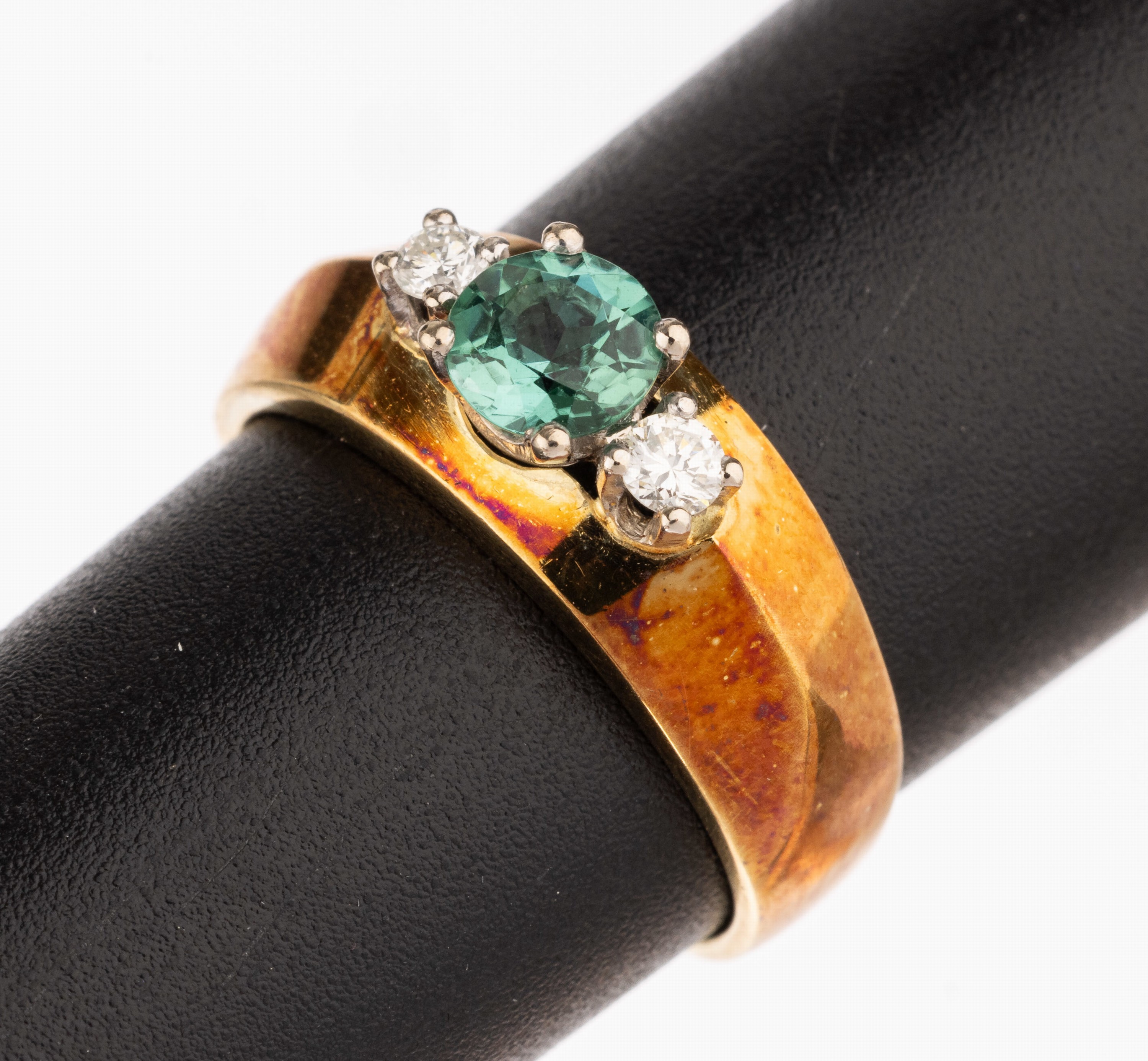 14 kt Gold Farbstein-Brillant-Ring, GG/WG 585/000, mittig rundfacett. Turmalin ca. 0.50 ct, 2 Brillanten zus. ca. 0.12 ct Weiß/si, total ca. 3.8 g, ...