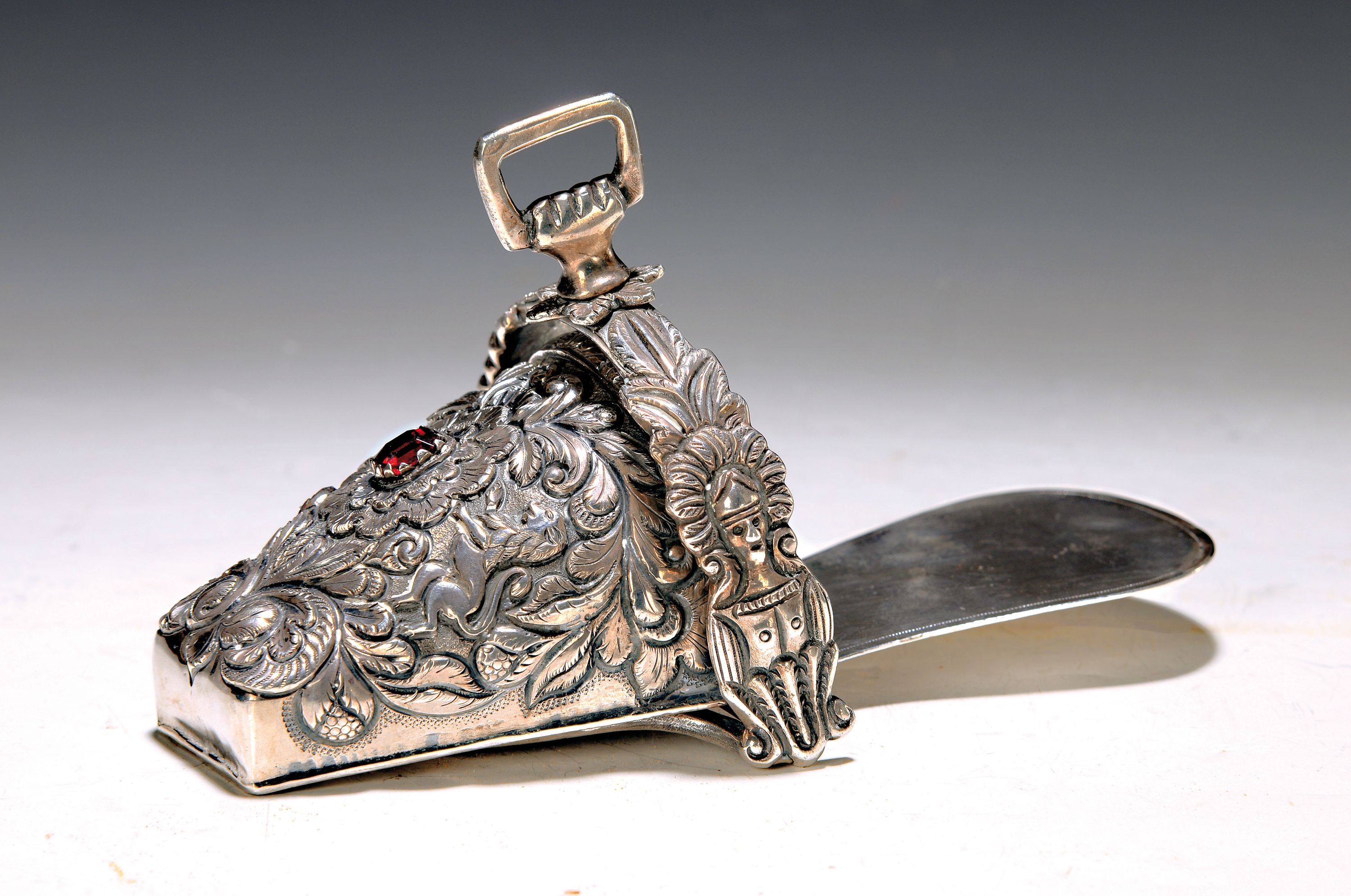 Schuh aus Silber, Südamerika, wohl Peru, 20. Jh., reicher floraler Reliefdekor , mittig eingelassener roter Glasstein, ca. 520g, Alterssp., 12x21x11 ...