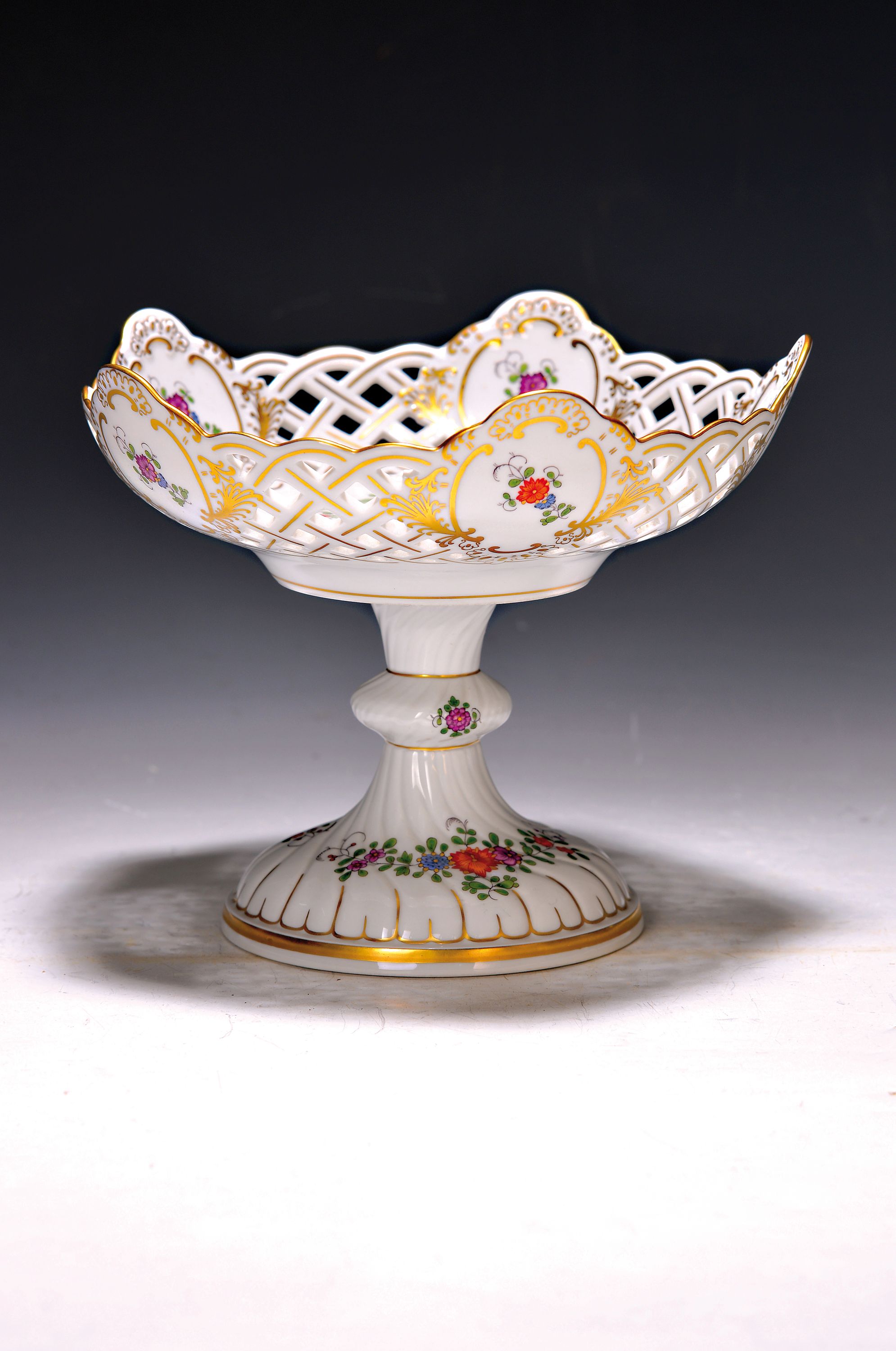 Fußschale, Meissen, 20.Jh., Porzellan, bunt bemalter Blütendekor, Goldstaffage, Korbwandung mit Durchbrucharbeit, Alterssp., H. 16, D. 19 cm