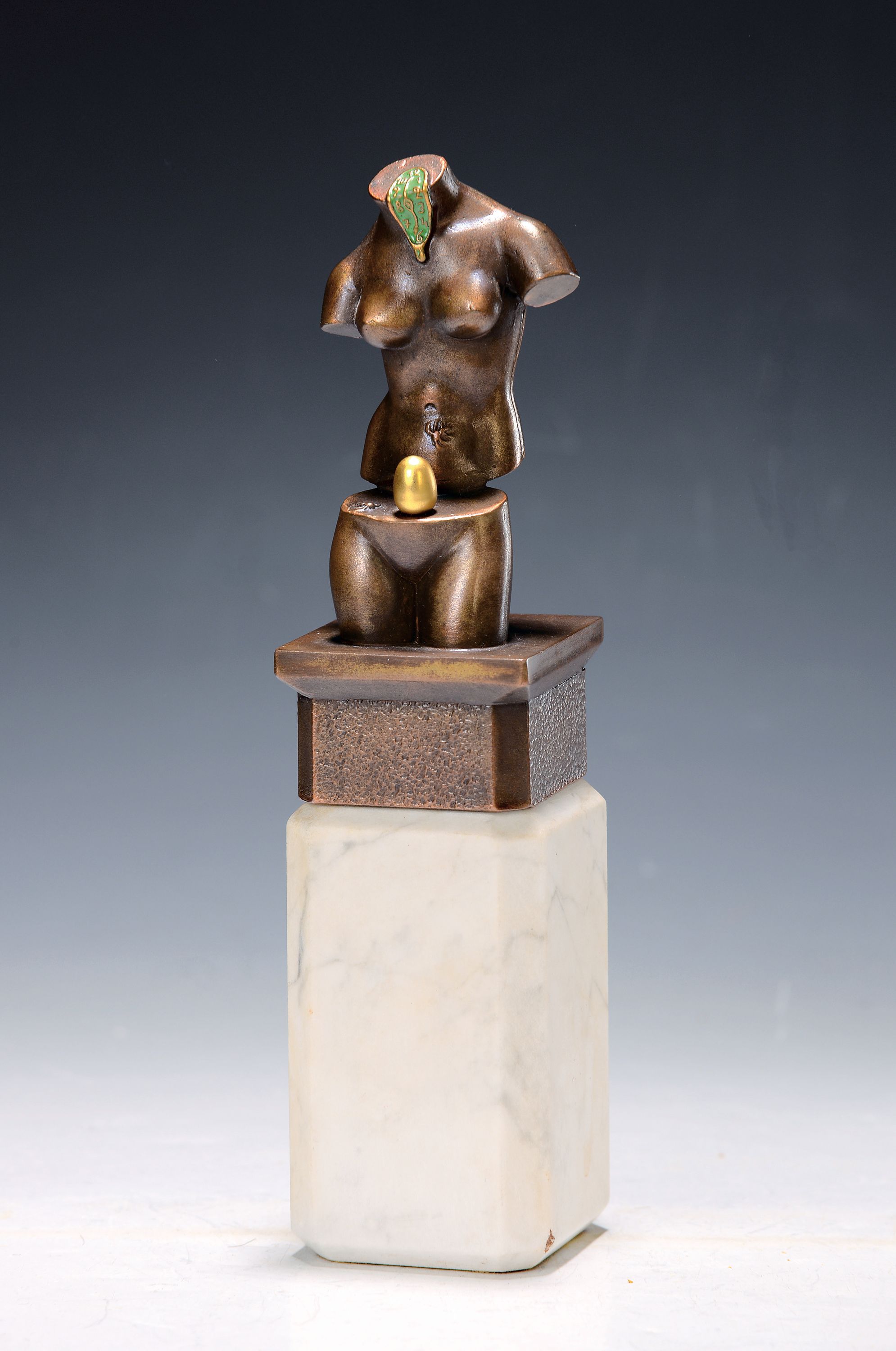 Nach Salvador Dali, (1904-1989), Bronze, "Space Venus", braun/gold patiniert, auf weißem Marmorsockel, Ed. 685/7500, Inter Art Resources ...