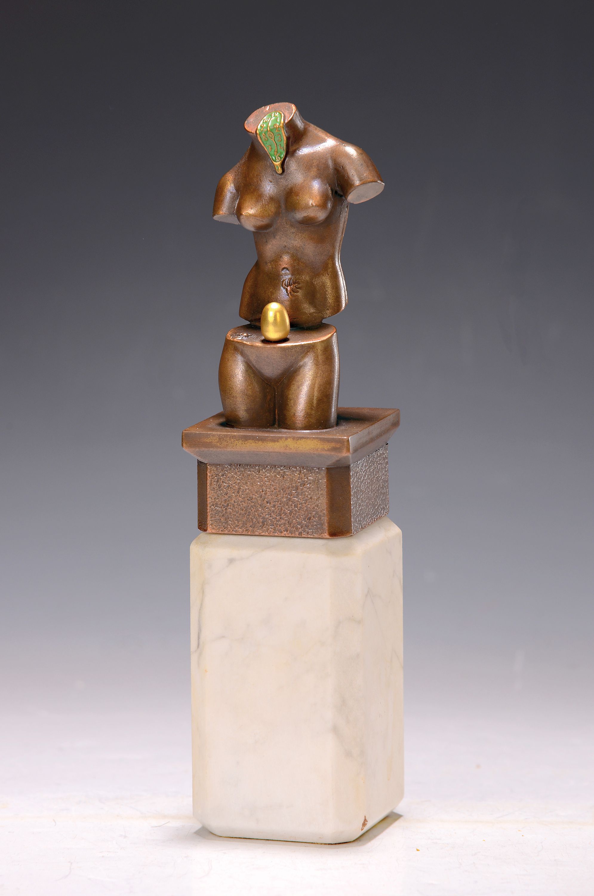 Detail k: Nach Salvador Dali, (1904-1989), Bronze, "Space Venus", braun/gold patiniert, auf weißem Marmorsockel, Ed. 685/7500, Inter Art Resources ...