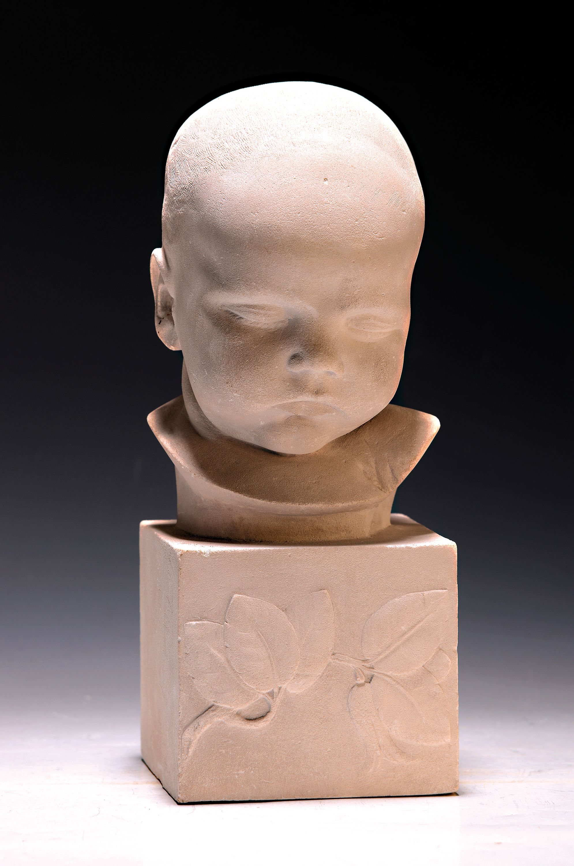 Kinderbüste, 1. Hälfte 20.Jh., Stein, wohl für ein Grabmal, quadratischer Sockel mit Pflanzentrieb, unsigniert, H. 28cm