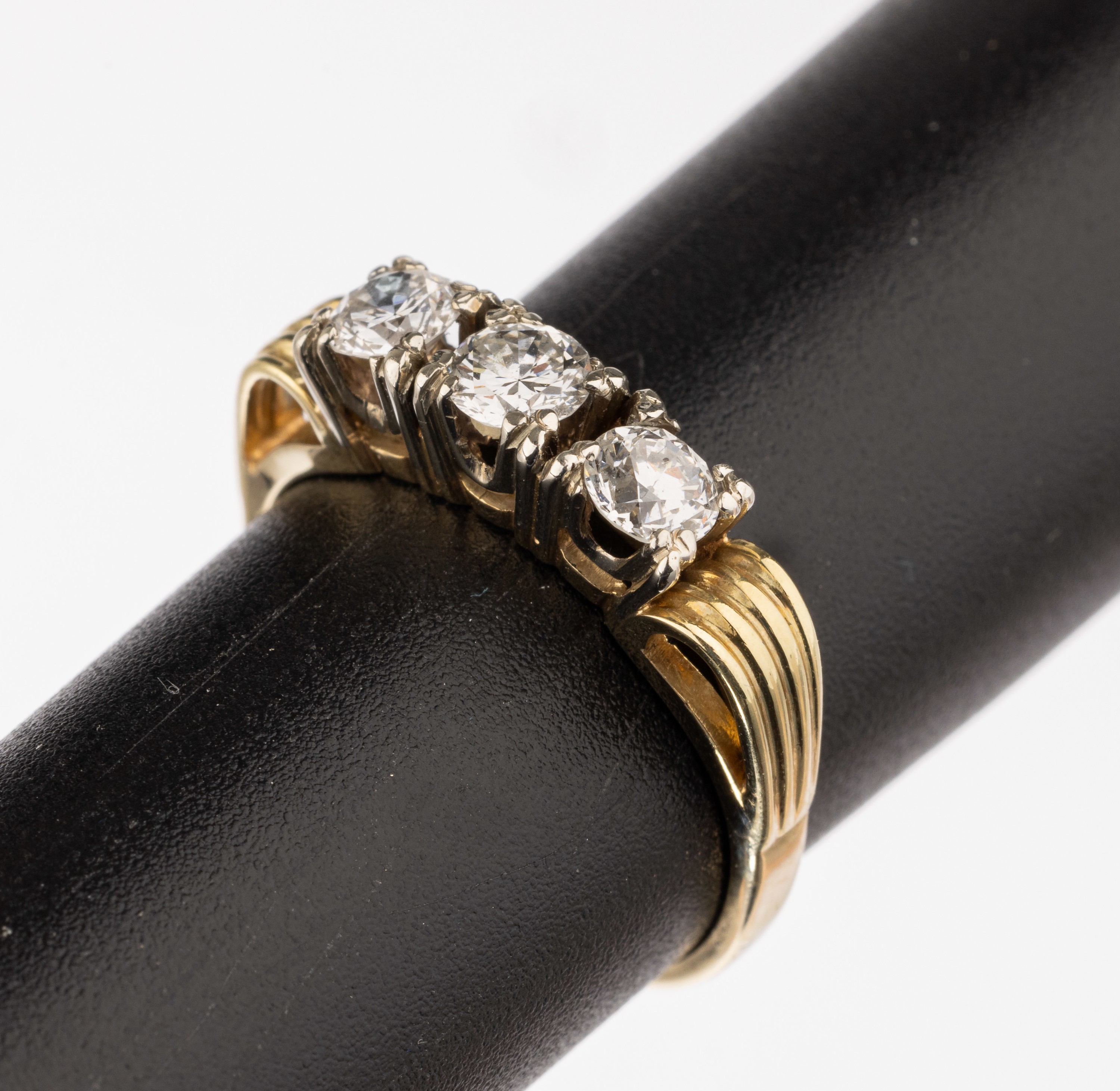 14 kt Gold Brillant-Ring, GG/WG 585/000, 1950er Jahre, 3 Brillanten zus. ca. 0.80 ct Weiß/si-p 1, total ca. 2.9 g, RW 53.5