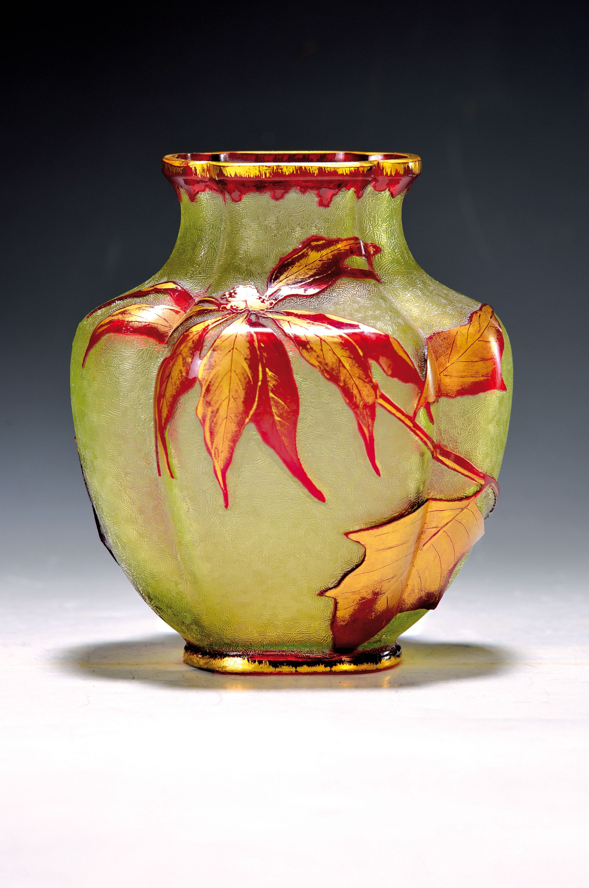 Jugendstilvase, Baccarat, Frankreich, um 1910, grün getöntes Glas, flächiger Ätzdekor, roter Überfang, Goldstaffage berieben, Stechpalmenmotiv, ...