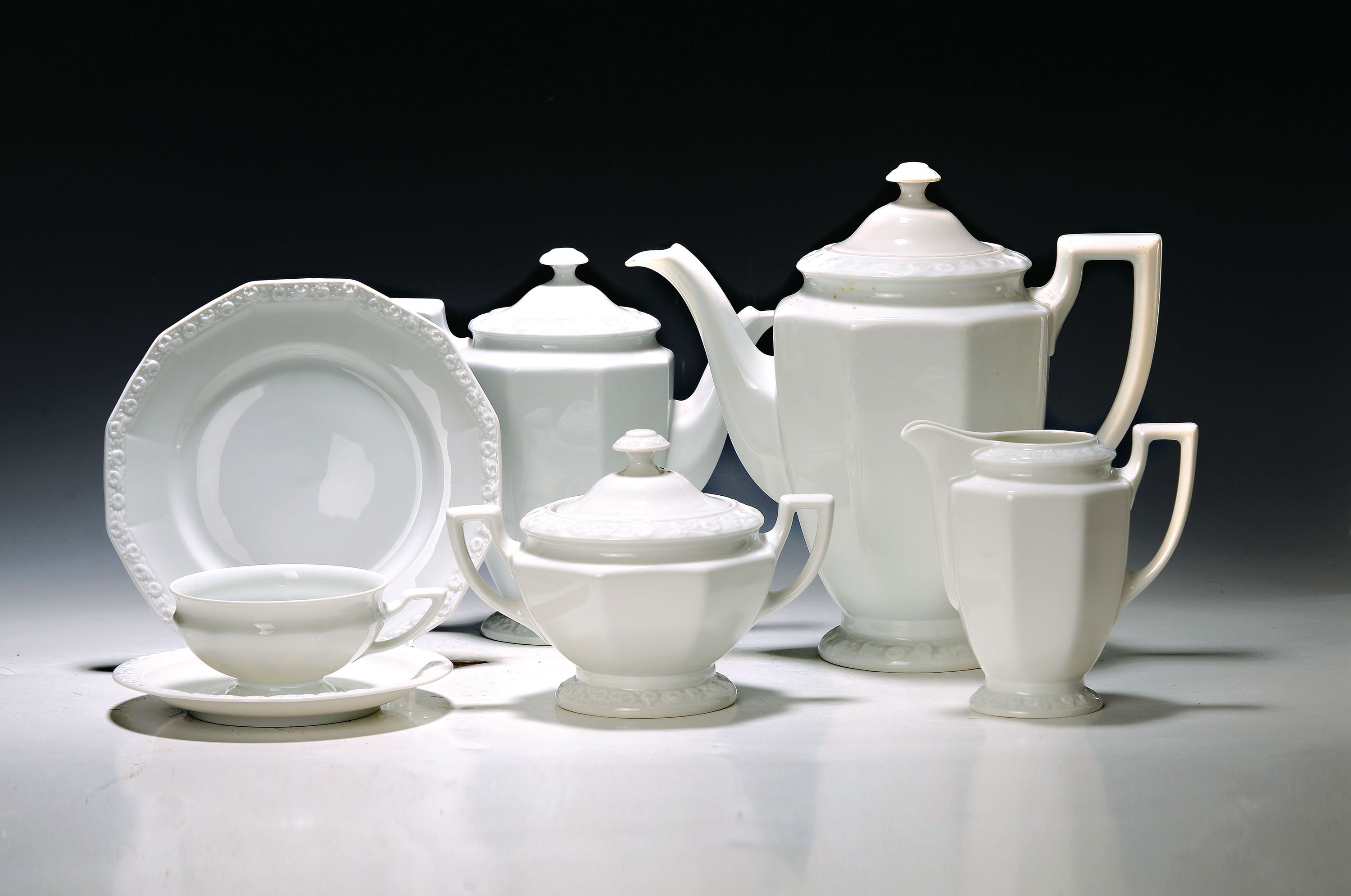 Kaffeeservice, Rosenthal, Modell Maria weiß, große und kleine Kaffeekanne, Zuckerdose, kl. und gr. Milchkännchen, 24 Tassen mit 22 Untertassen, 24 ...