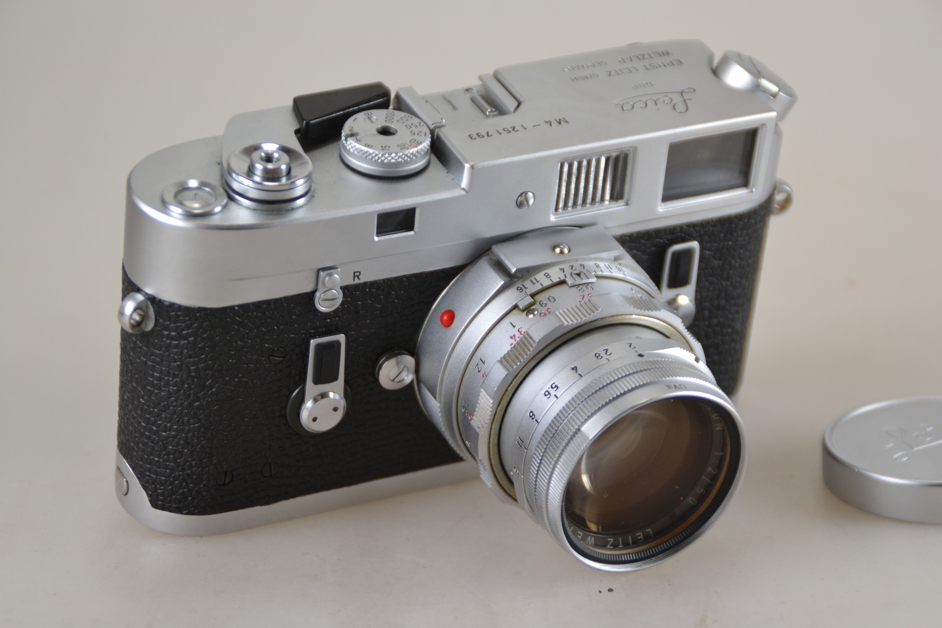Detail b: Leica M4, 1251793 Bj. 1970, dazu zwei Objektive: Summicron 50mm 1:2 mit Nahvorsatz und Elmar 90mm 1:4; Leica Meter MR, original ...