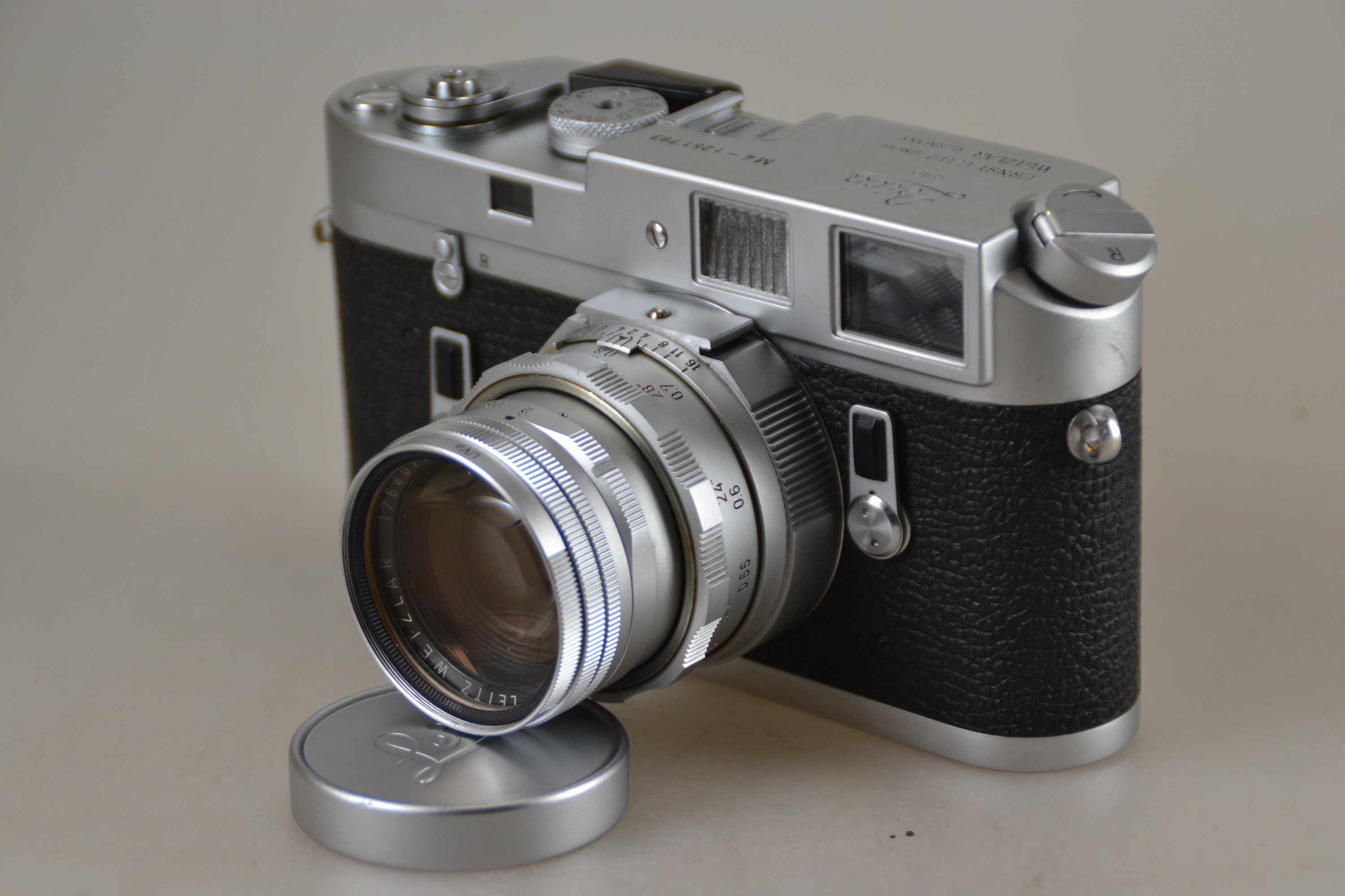 Detail c: Leica M4, 1251793 Bj. 1970, dazu zwei Objektive: Summicron 50mm 1:2 mit Nahvorsatz und Elmar 90mm 1:4; Leica Meter MR, original ...
