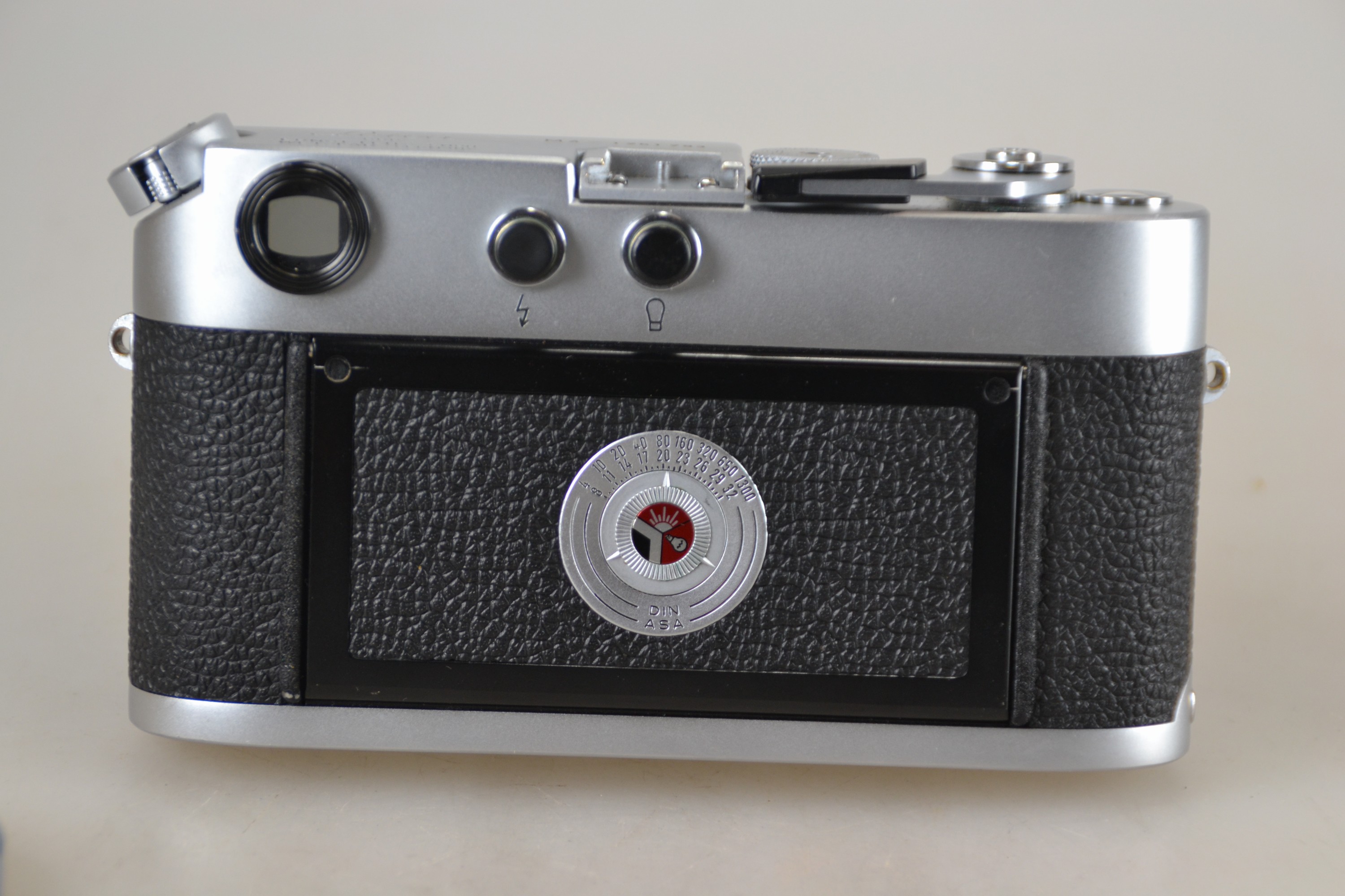 Detail d: Leica M4, 1251793 Bj. 1970, dazu zwei Objektive: Summicron 50mm 1:2 mit Nahvorsatz und Elmar 90mm 1:4; Leica Meter MR, original ...