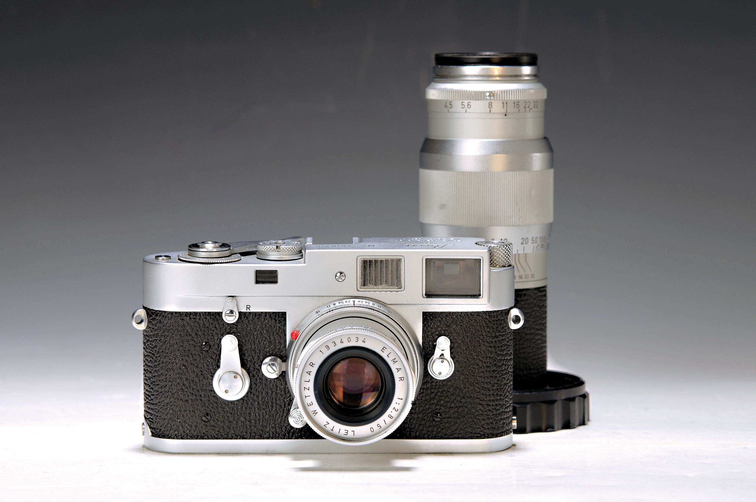 Leica M2, Nr. 1020725 Bj. 1961, dazu zwei Objektive: Elmar 50mm 1:2.8 und Hektor 135mm 1:4.5; Gebrauchsspuren; Verschlusszeiten nicht geprüft