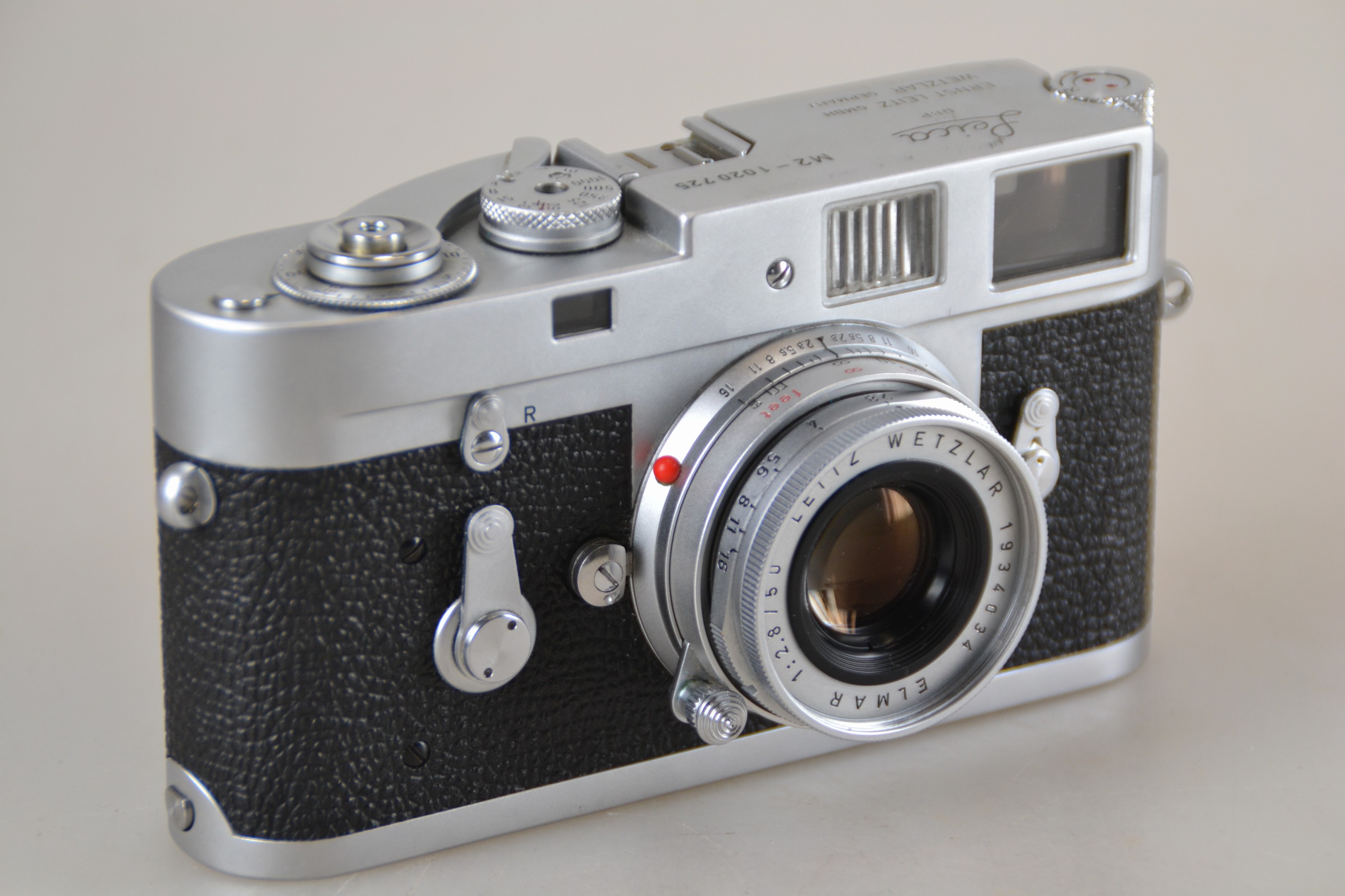 Detail b: Leica M2, Nr. 1020725 Bj. 1961, dazu zwei Objektive: Elmar 50mm 1:2.8 und Hektor 135mm 1:4.5; Gebrauchsspuren; Verschlusszeiten nicht geprüft