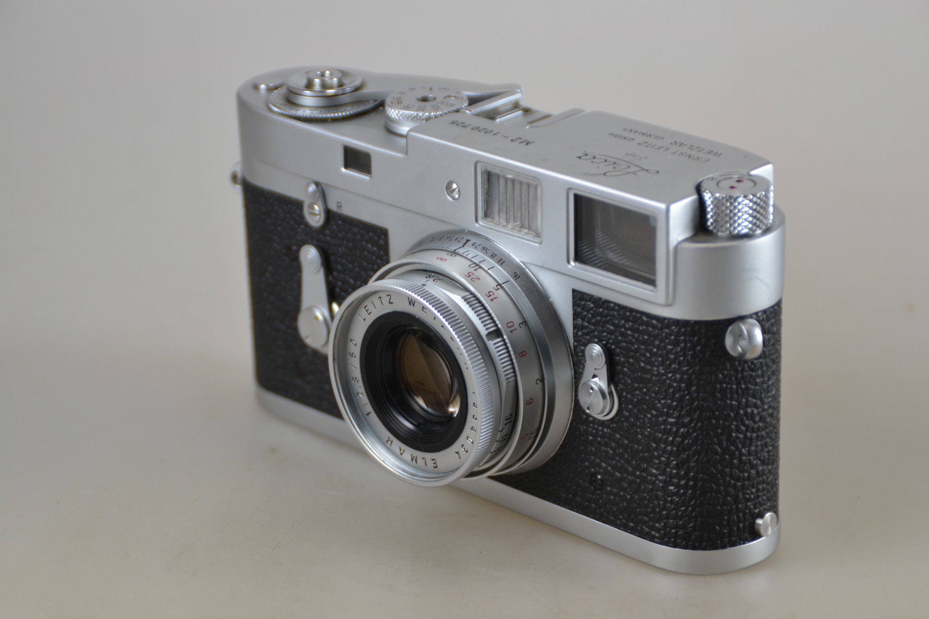 Detail c: Leica M2, Nr. 1020725 Bj. 1961, dazu zwei Objektive: Elmar 50mm 1:2.8 und Hektor 135mm 1:4.5; Gebrauchsspuren; Verschlusszeiten nicht geprüft