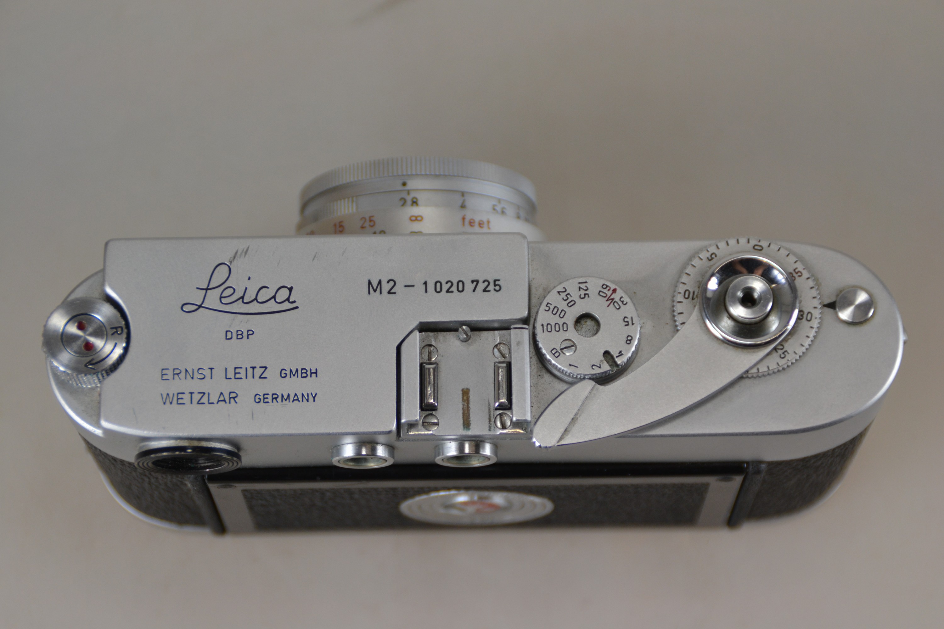 Detail e: Leica M2, Nr. 1020725 Bj. 1961, dazu zwei Objektive: Elmar 50mm 1:2.8 und Hektor 135mm 1:4.5; Gebrauchsspuren; Verschlusszeiten nicht geprüft