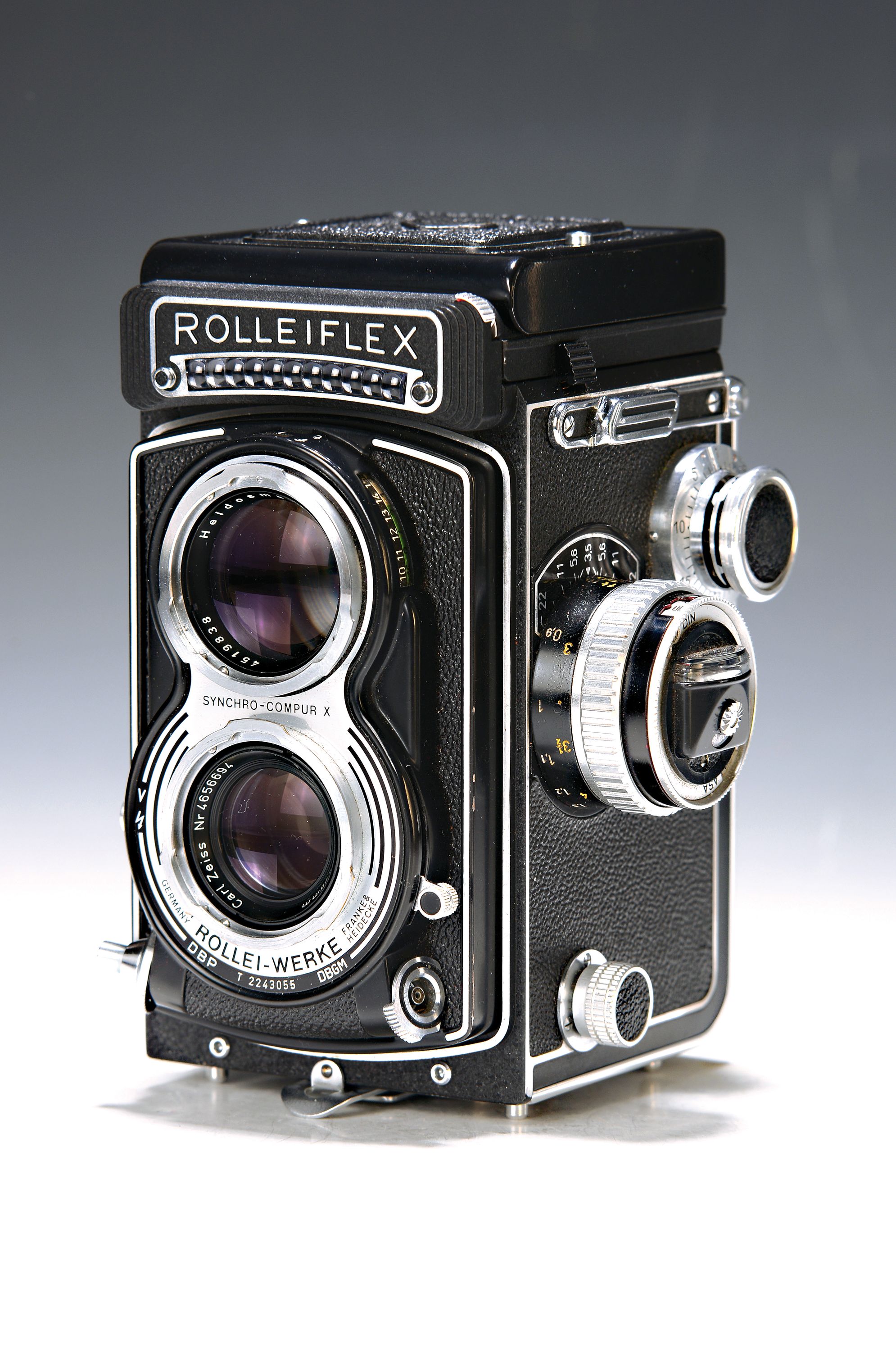 Rolleiflex T Modell 3, Bj. 1966-76, Nr. T 2243055, Tessar 1:3.5 75mm, in original Ledertasche, Prismensucher, Rolleikin-Satz, Gelb-,Grün- u. ...