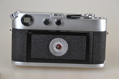 26769546d - Leica M4, #1251793 built in 1970, plus two lenses: Summicron 50mm 1:2 with close-up lens and Elmar 90mm 1:4; Leica Meter MR, original leather case; signs of wear; Shutter speeds not checked