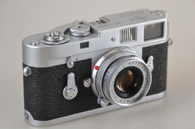 26769547b - Leica M2, No. 1020725, built in 1961, plus two lenses: Elmar 50mm 1:2.8 and Hektor 135mm 1:4.5; signs of wear; Shutter speeds not checked