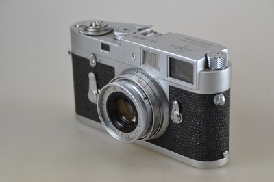 26769547c - Leica M2, No. 1020725, built in 1961, plus two lenses: Elmar 50mm 1:2.8 and Hektor 135mm 1:4.5; signs of wear; Shutter speeds not checked