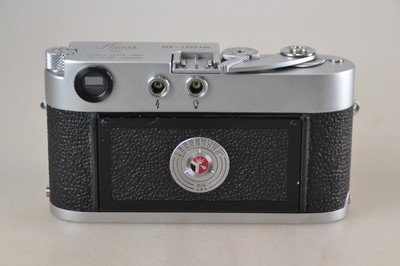 26769547d - Leica M2, No. 1020725, built in 1961, plus two lenses: Elmar 50mm 1:2.8 and Hektor 135mm 1:4.5; signs of wear; Shutter speeds not checked