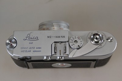 26769547e - Leica M2, No. 1020725, built in 1961, plus two lenses: Elmar 50mm 1:2.8 and Hektor 135mm 1:4.5; signs of wear; Shutter speeds not checked