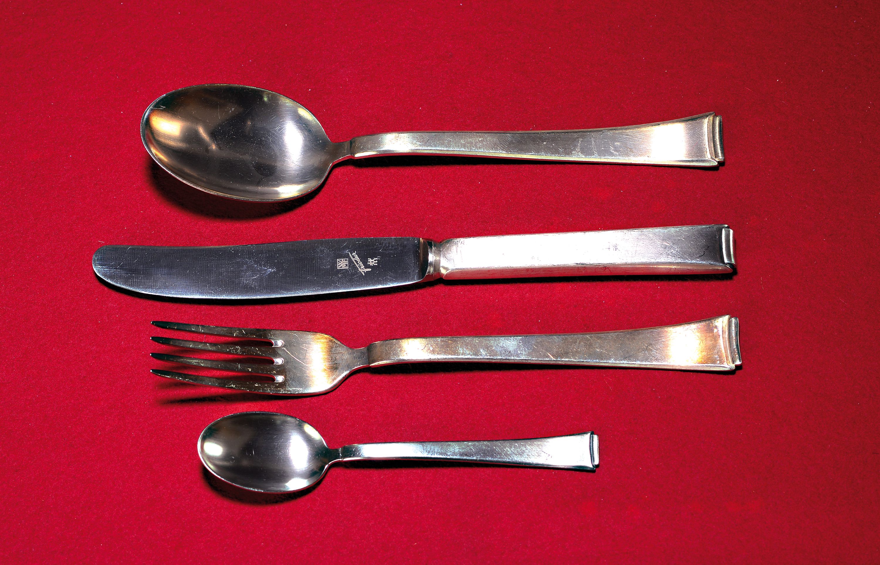 Besteckset "Modell 2500", WMF, Entw. Kurt Mayer, wohl 1950er-Jahre, versilbert, Messermit Friodur-Klingen, 6 Speisegabeln, 6 Speisemesser, ...
