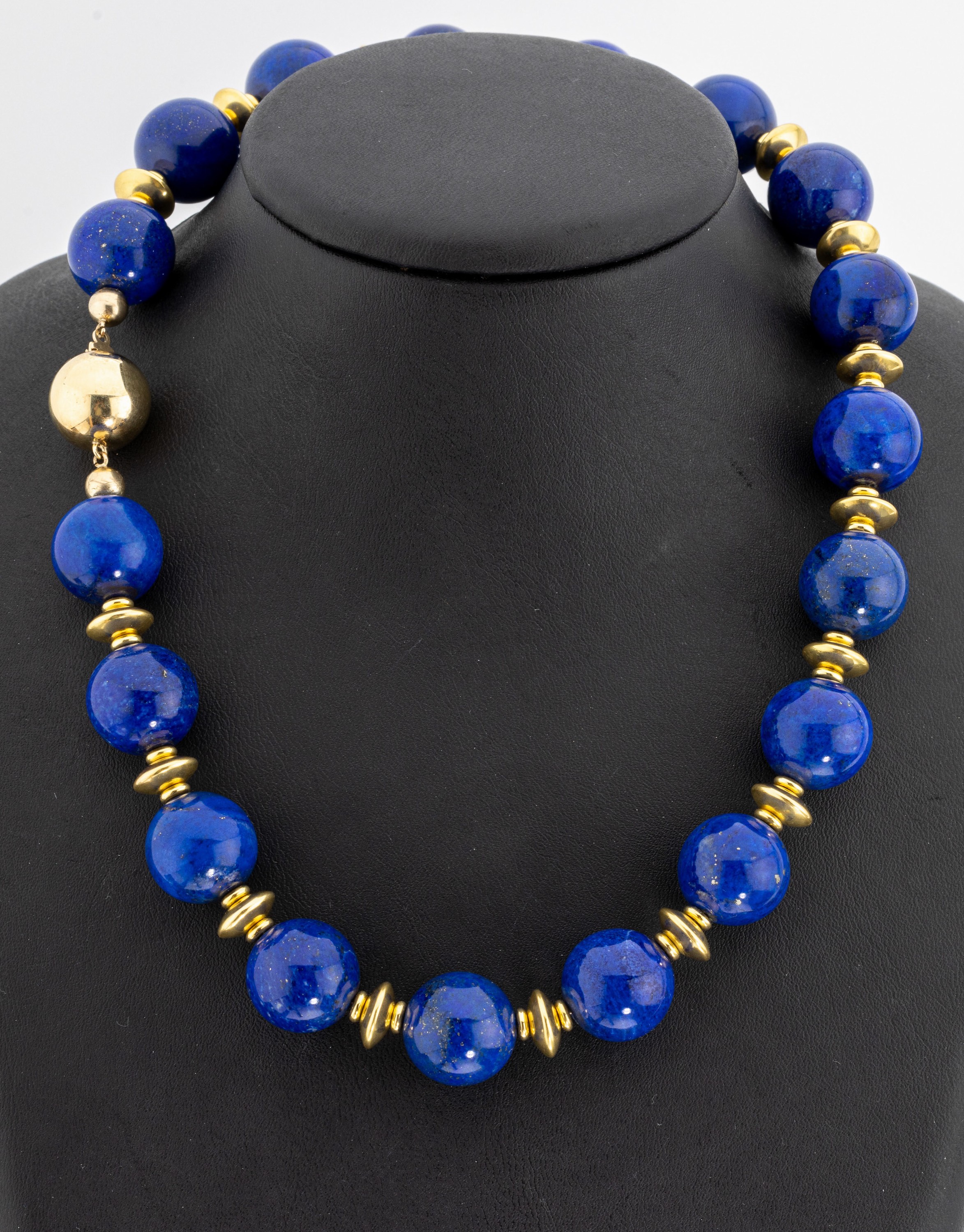 Lapislazuli-Kugelkette, GG 585/000 Kugelschließe, 18 Lapislazulikugeln z.T. mit Pyrit, pol., D. ca. 16 mm, Zwischenteile Silber verg., L. ca. 43 cm