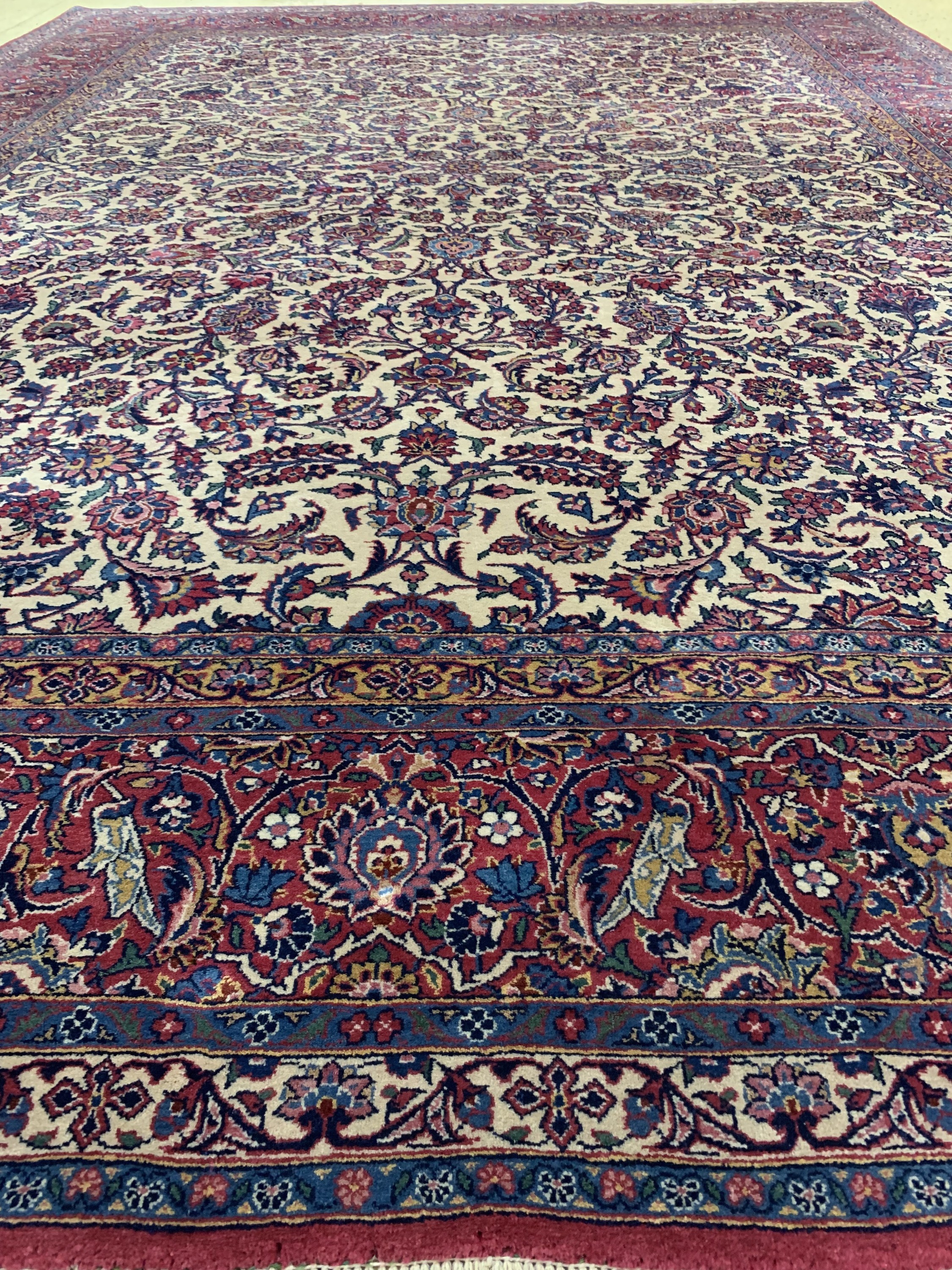 Detail d: Keschan fein alt, Persien, Anfang 20.Jhd, Wolle auf Baumwolle, ca. 368 x 264 cm, Reinigungsbedürftig, EHZ: 2, (Alter Mottenfraßam Rand)