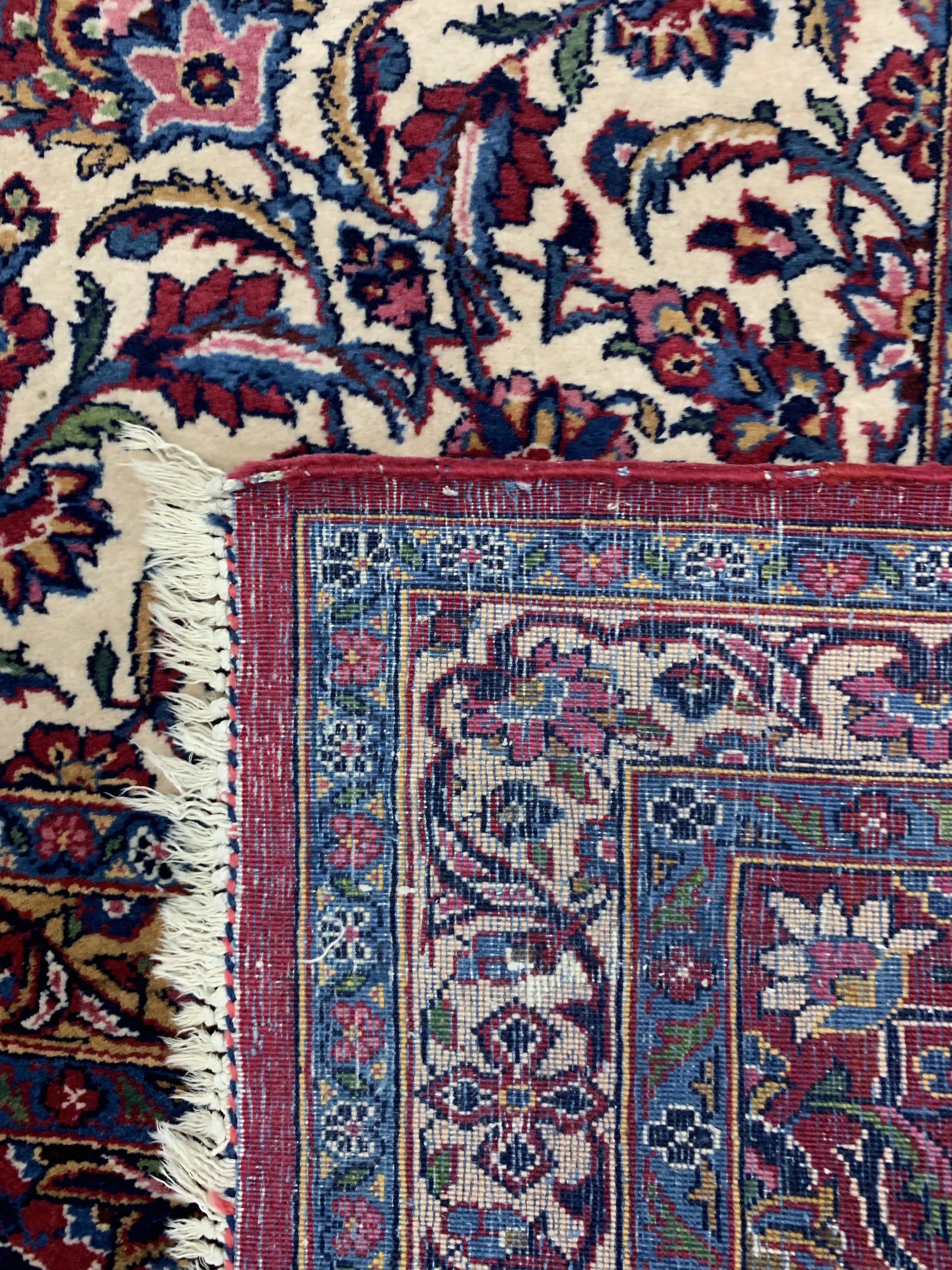 Detail e: Keschan fein alt, Persien, Anfang 20.Jhd, Wolle auf Baumwolle, ca. 368 x 264 cm, Reinigungsbedürftig, EHZ: 2, (Alter Mottenfraßam Rand)