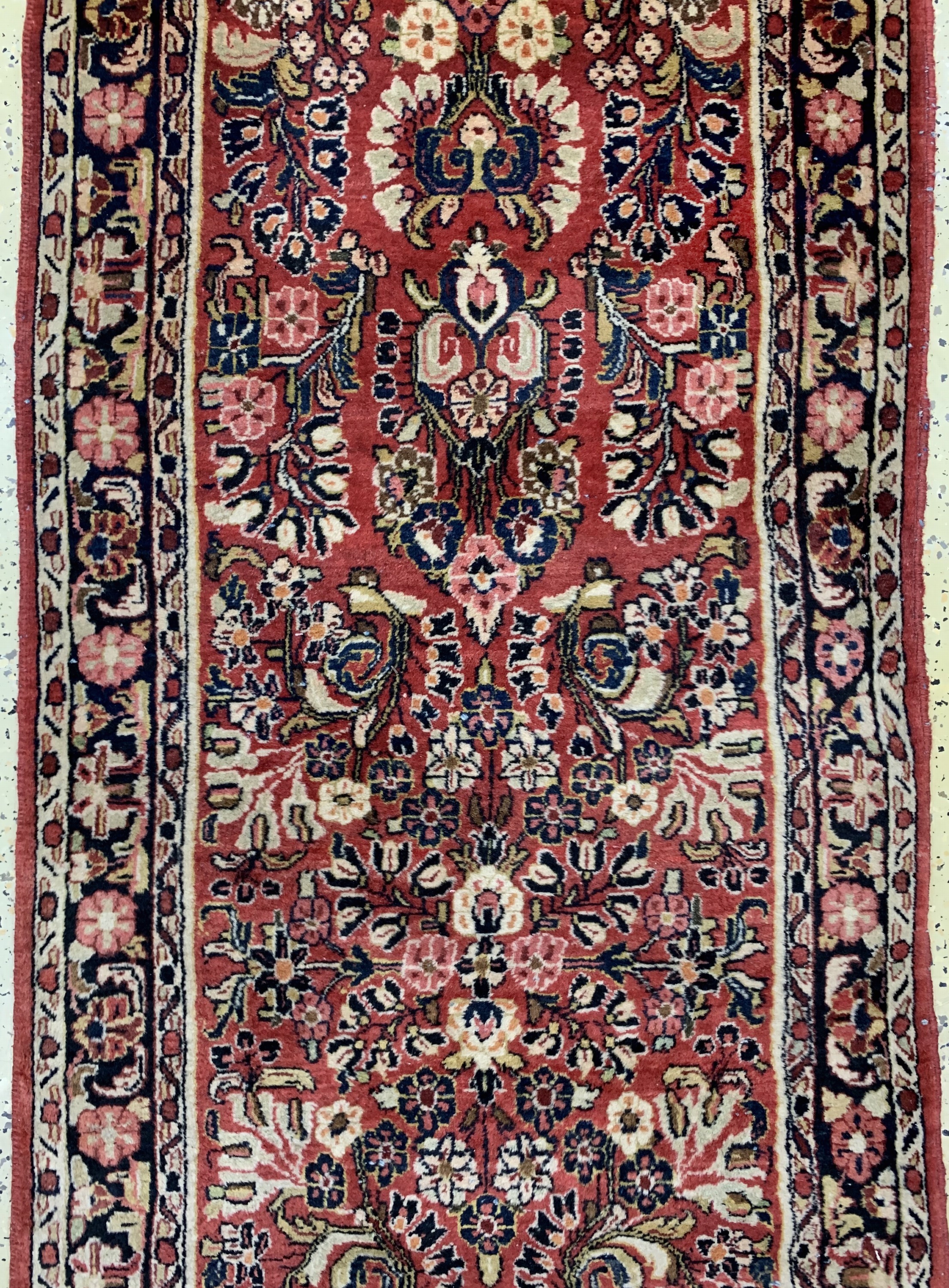 Detail b: Us Re-Import Sarogh, Persien, Anfang 20.JhdWolle auf Baumwolle, ca. 405 x 80 cm, EHZ: 2, (alter Mottenfraß am Rand)