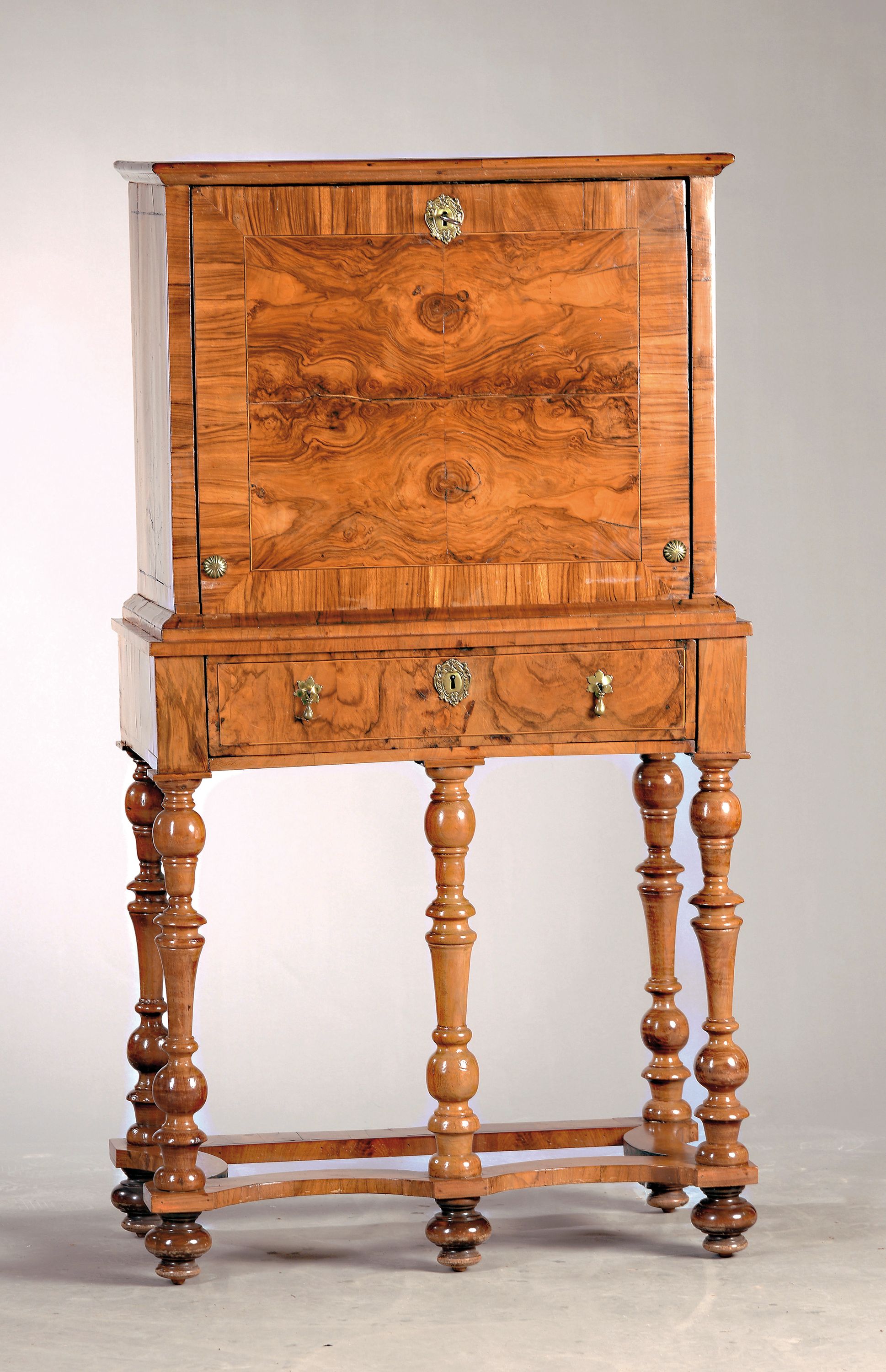 Tabernakel, England, um 1720, Nußbaumfurnier, Stollenunterteil mit einer Schublade auf 5 Beinen, geschwungener Bindungssteg, Sekretäraufsatz hinter ...