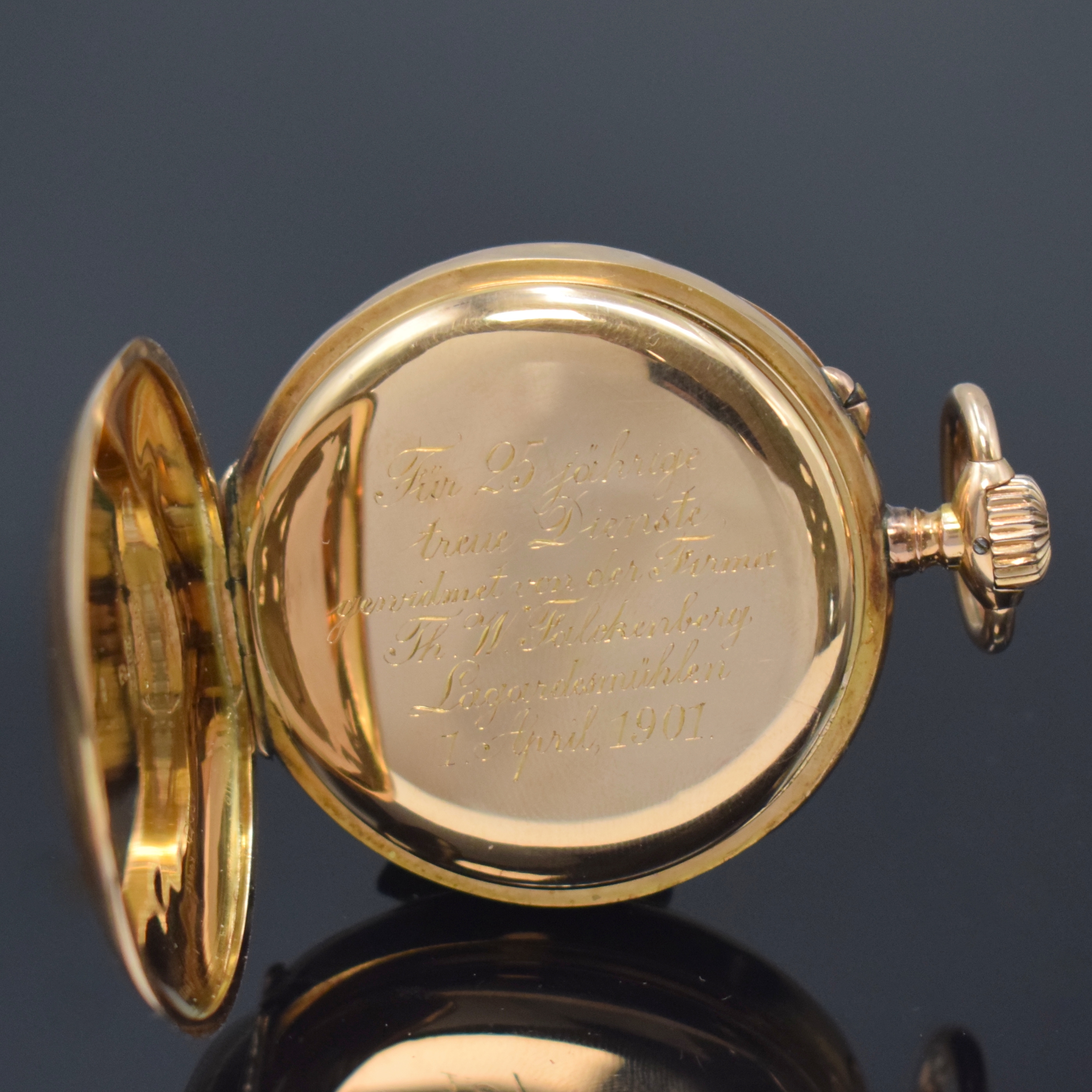 Detail c: GEB. EPPNER Berlin offene Taschenuhr in RG 585/000, Deutschland/Schweiz um 1901, Geh. dell., guill. Rückdeckel m. Monogramm, Goldcuvette m. Widmung, ...